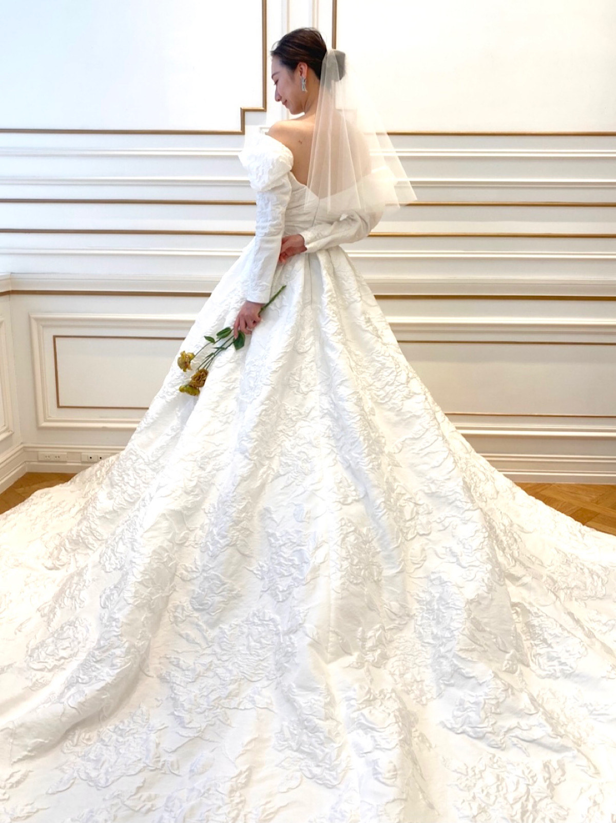 リームアクラが提案するロングスリーブのAラインのウェディングドレス