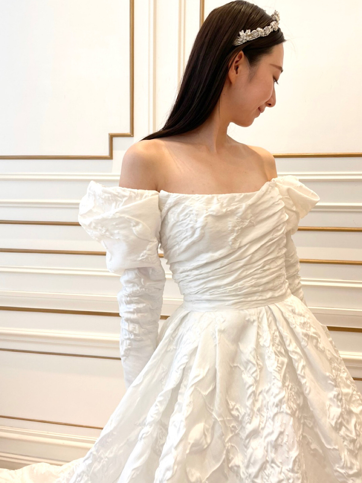 リーム アクラより入荷したロングスリーブのクラシカルなウェディングドレス