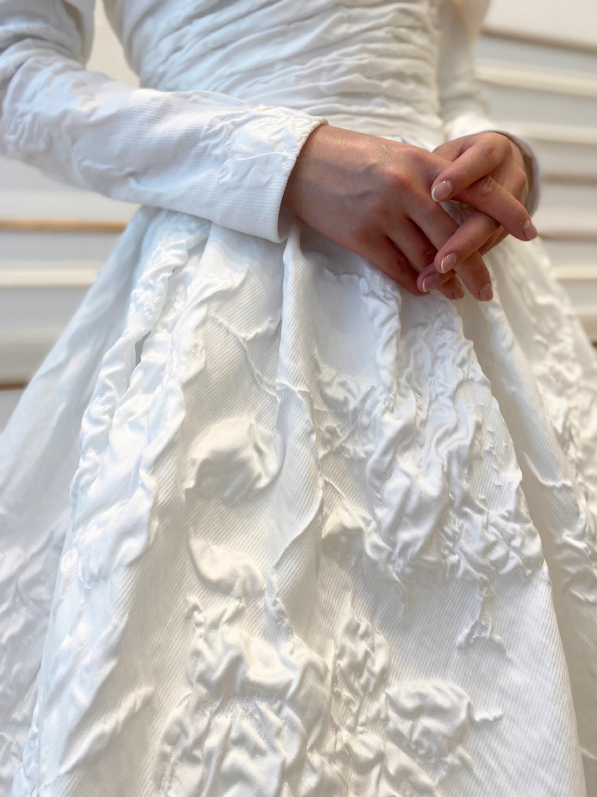 ジャガード素材を使用した、リームアクラのウェディングドレス