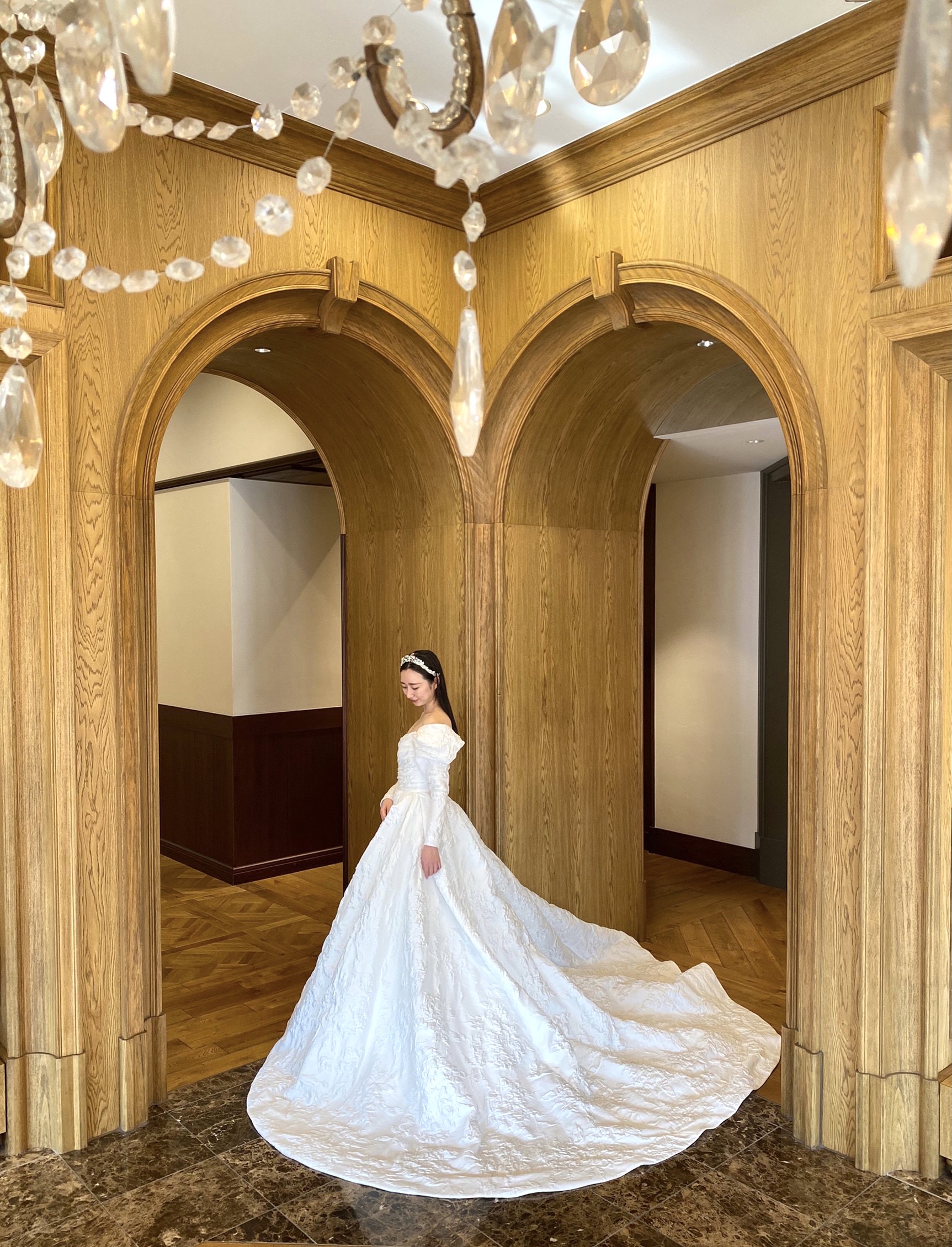 ザトリートドレッシング名古屋店に入荷したリーム アクラのロングスリーブでAラインに広がるウェディングドレス