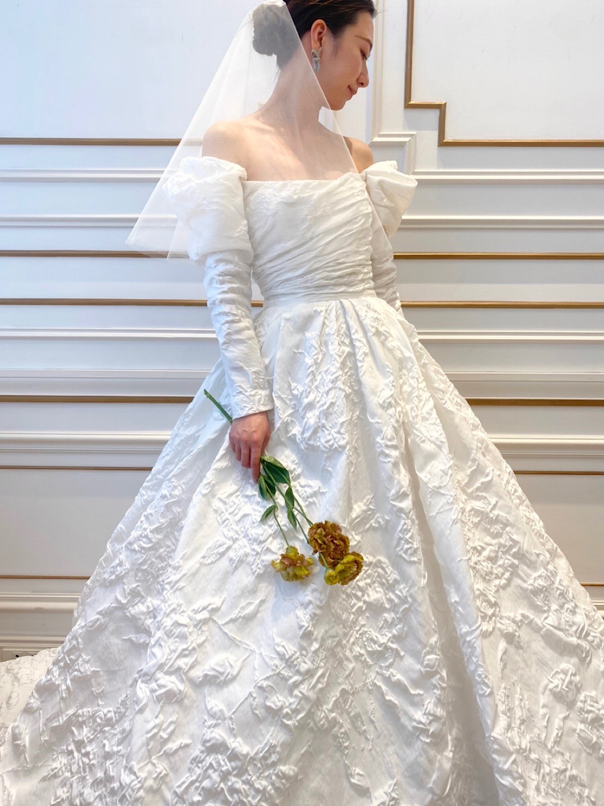 リーム アクラより入荷したロングスリーブのクラシカルなウェディングドレス