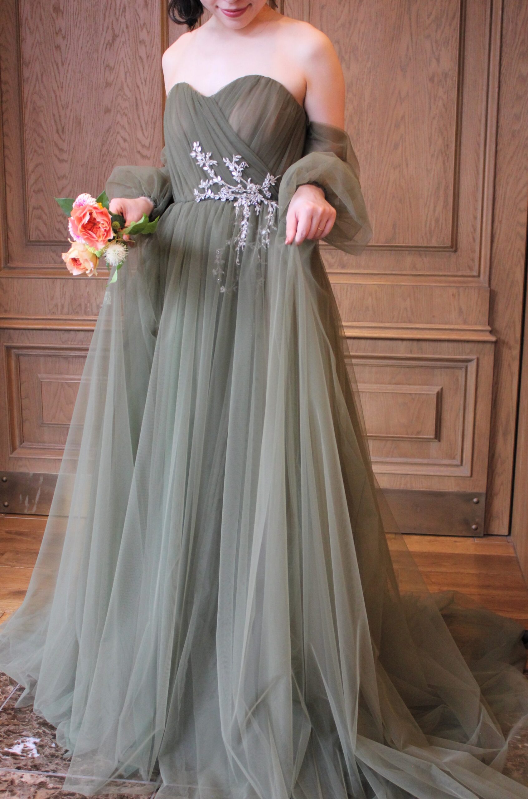 トリートドレッシング名古屋店でおすすめのスモーキーグリーンのパフスリーブのカラードレス