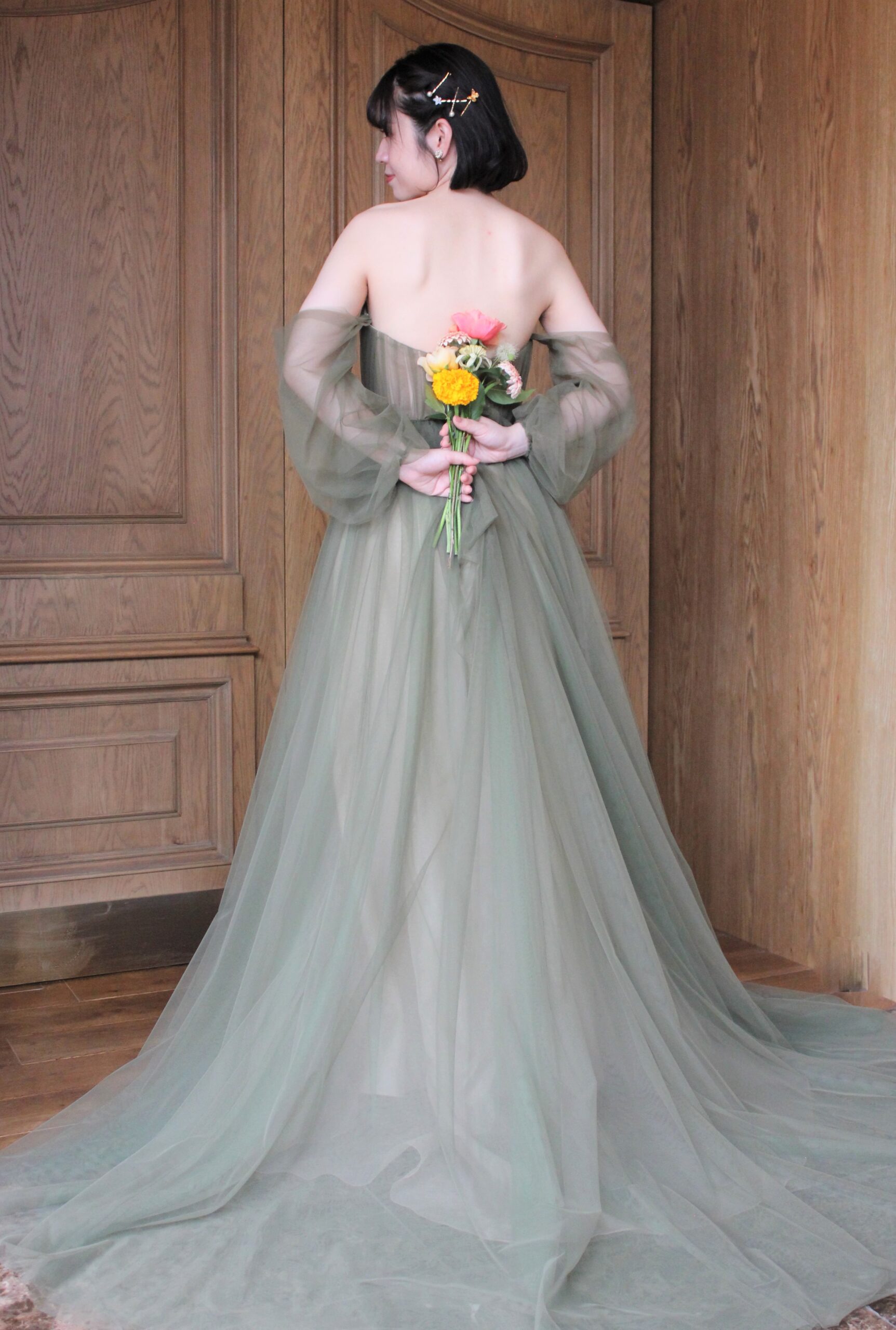 アットホームな式におすすめするトリートメゾンのスモーキーグリーンのカラードレス