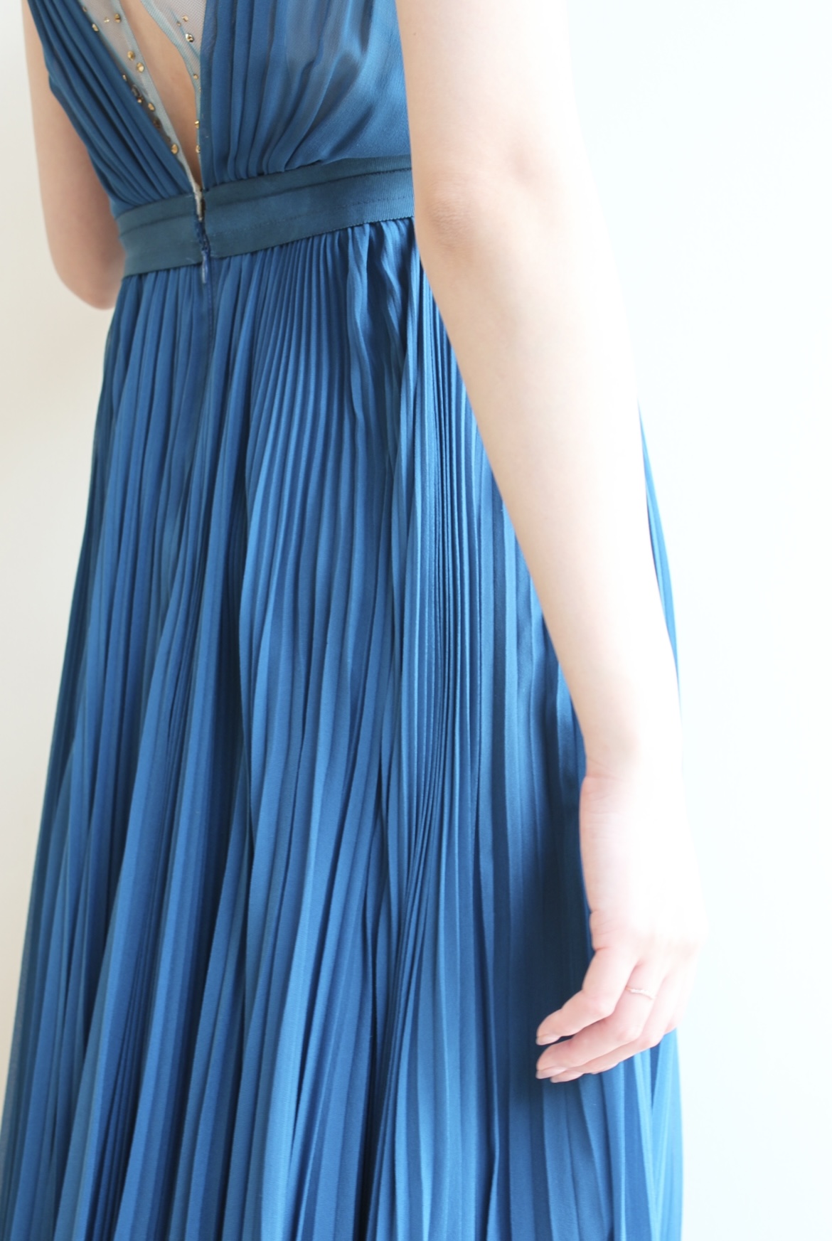 トリートドレッシングでお取り扱いしているジェニーパッカムのファッション性のあるファッショナブルなプリーツスカートの濃い青いブルーの珍しいおしゃれな動きやすいアットホームな結婚式にも合うカラードレス