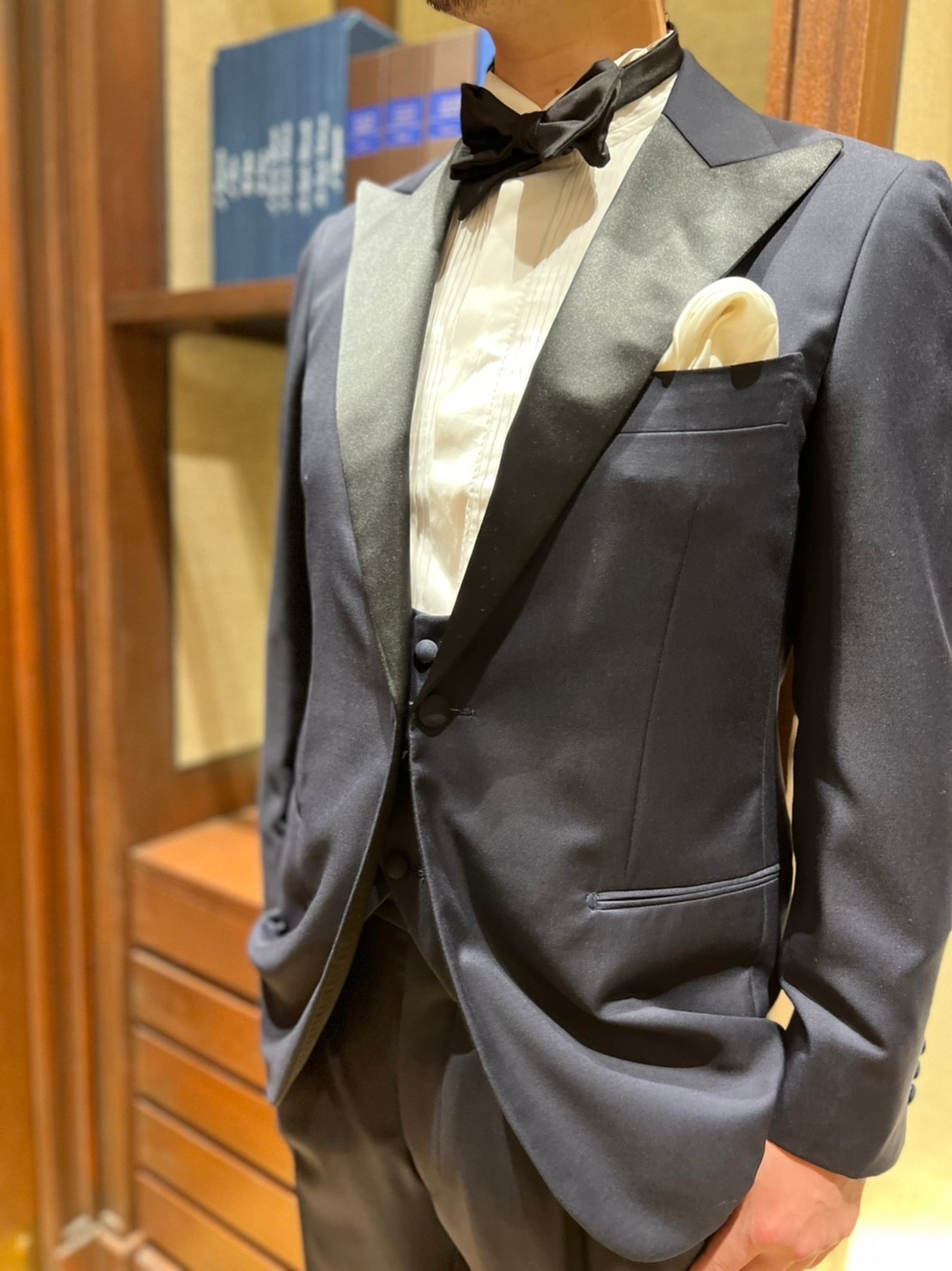 オーセンティックなブラックのオーダータキシード