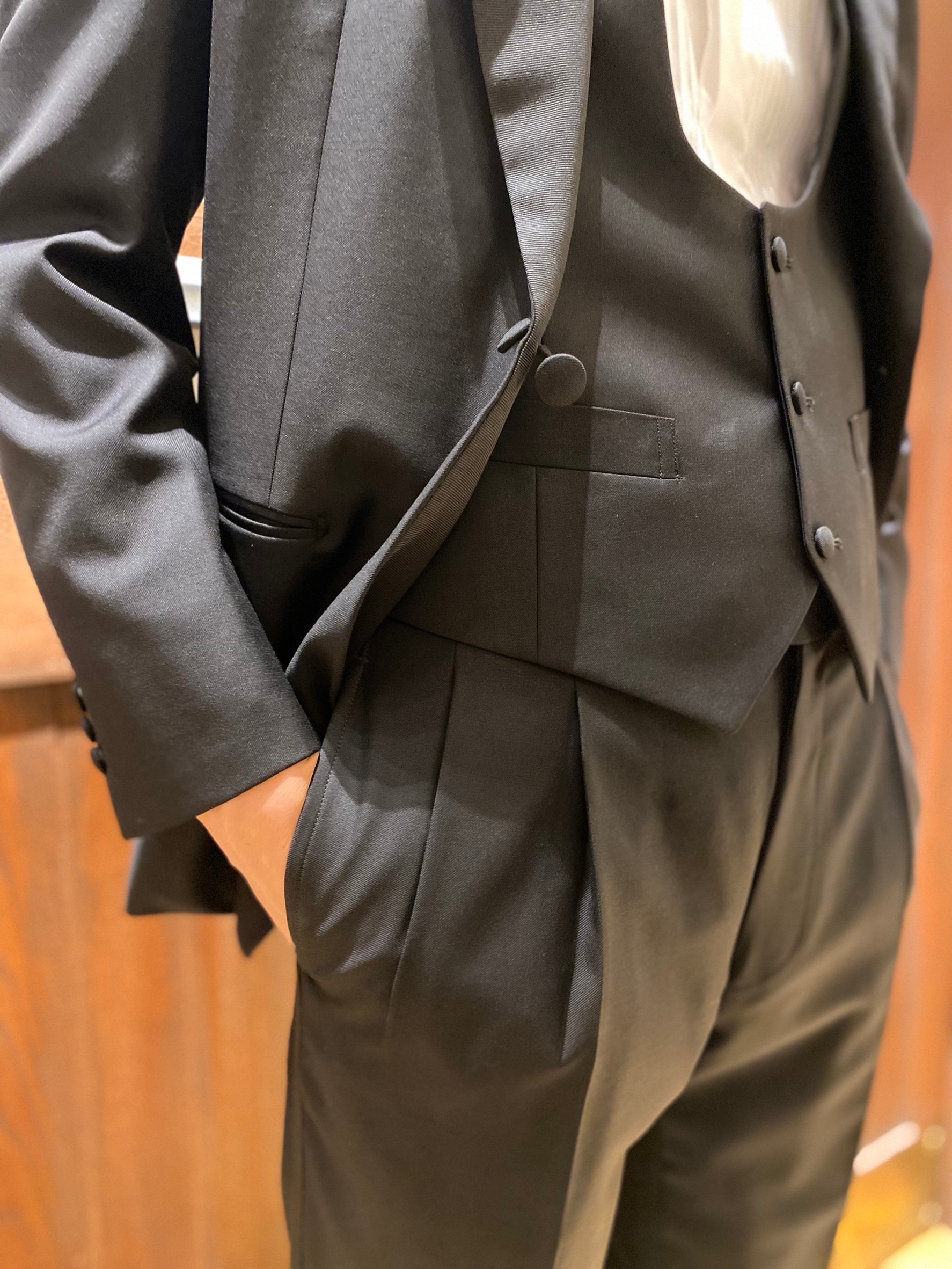 オーセンティックなブラックのオーダータキシード