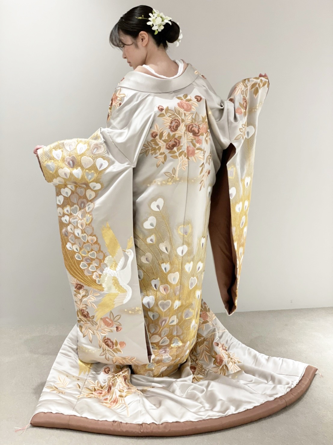 ガーデンオリエンタル大阪の花嫁におすすめしたい生花のヘアアレンジに合うナチュラルなグレージュのトリートオリジナル色打掛