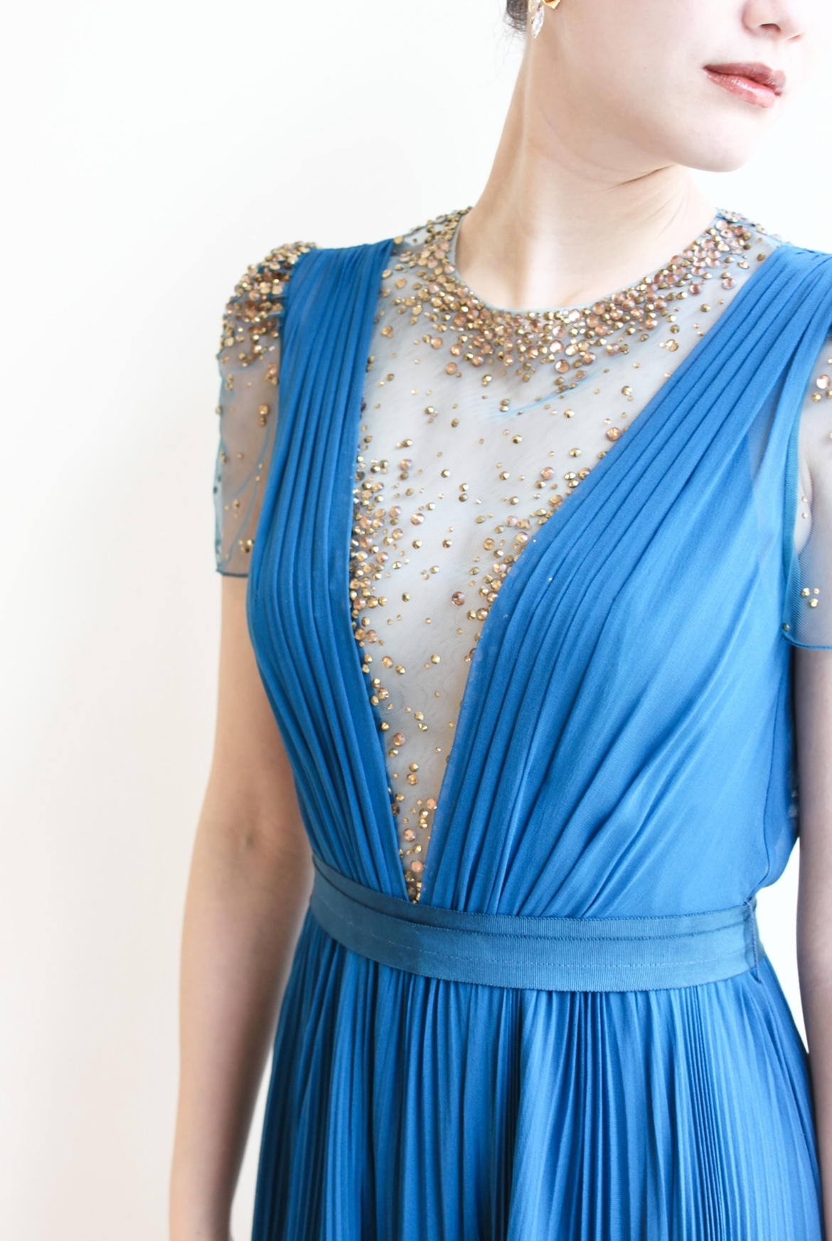 骨格がストレートとナチュラルな花嫁に似合うVネックやVカットの露出の少ないインポートのおしゃれな人とかぶらない海外のジェニパッカムのカラードレス