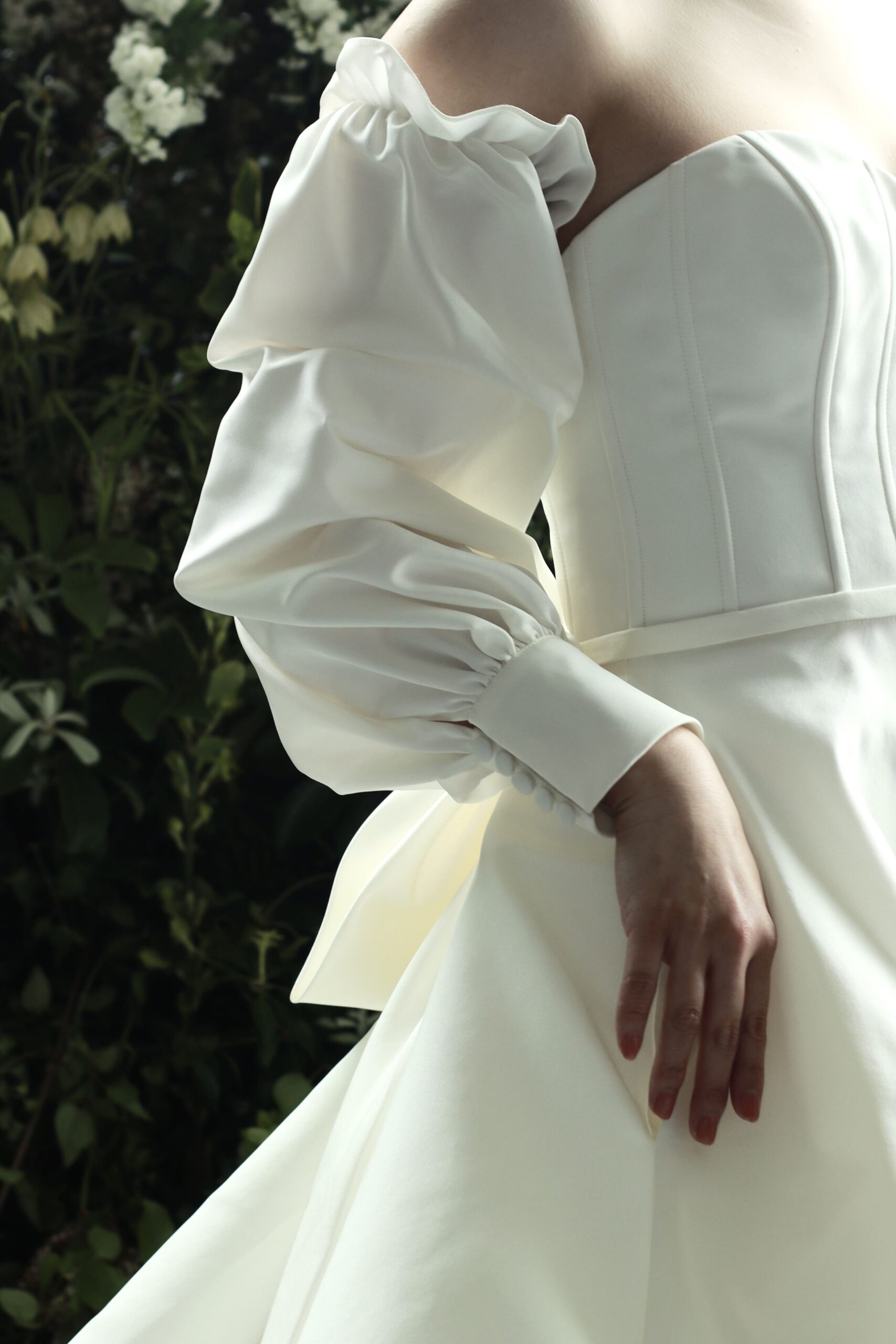 ザトリートドレッシングアディション店でお取り扱いのあるアムサーラの新作ウェディングドレスはシンプルさとモダンさを兼ね備えるドレスです