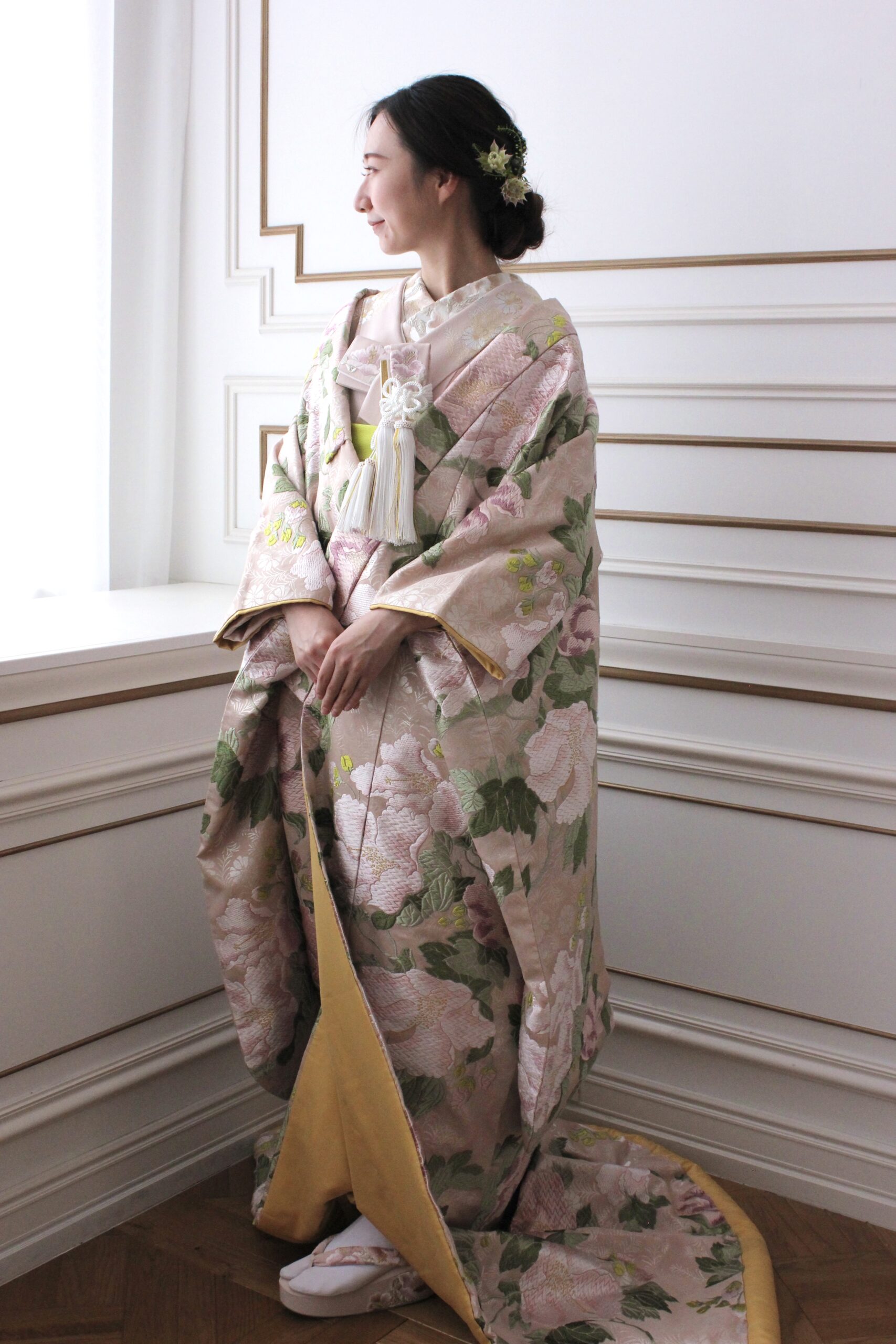 新作で入荷した西陣織と芙蓉の花の柄行が美しい色打掛