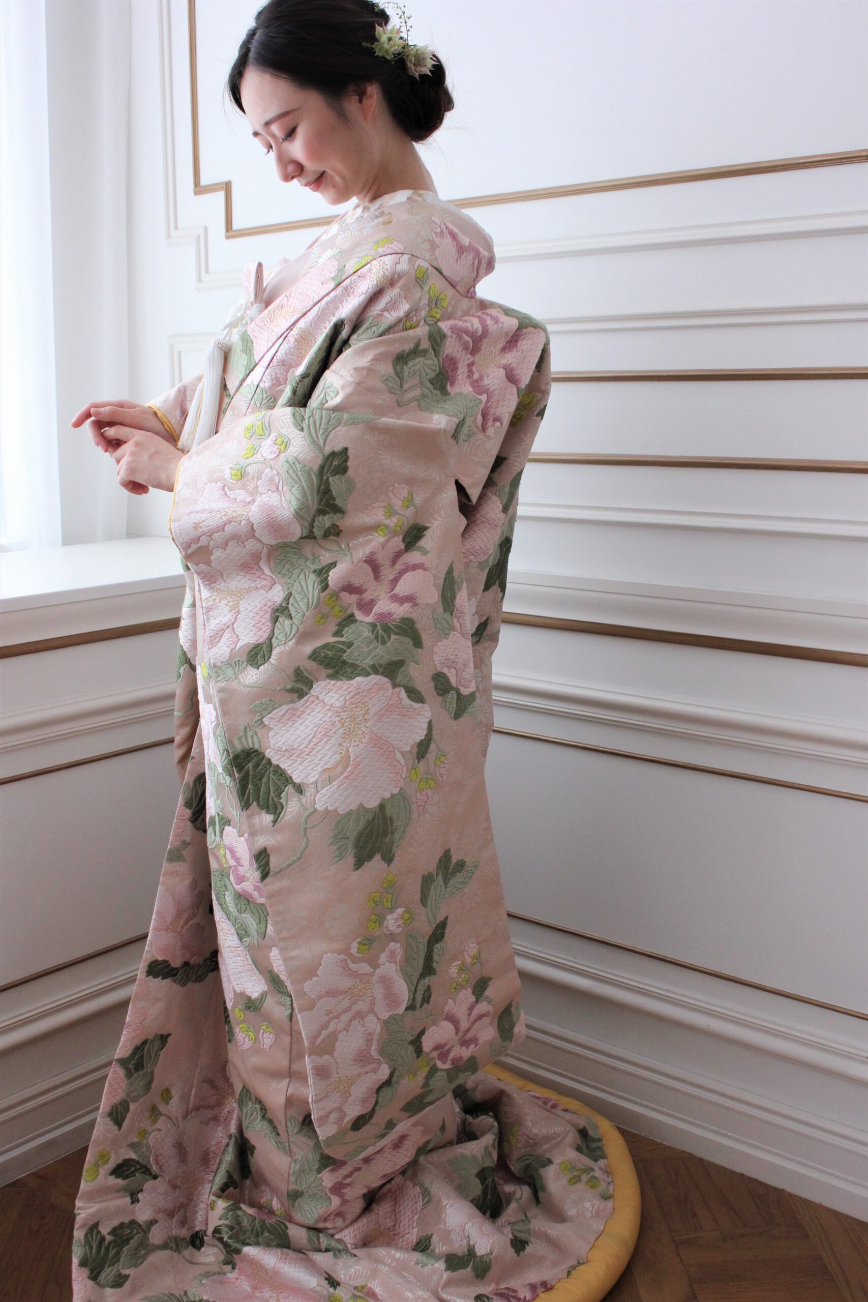 名古屋の結婚式や前撮りにおすすめの桃色の色打掛はトリートドレッシングにてお取り扱いしております。