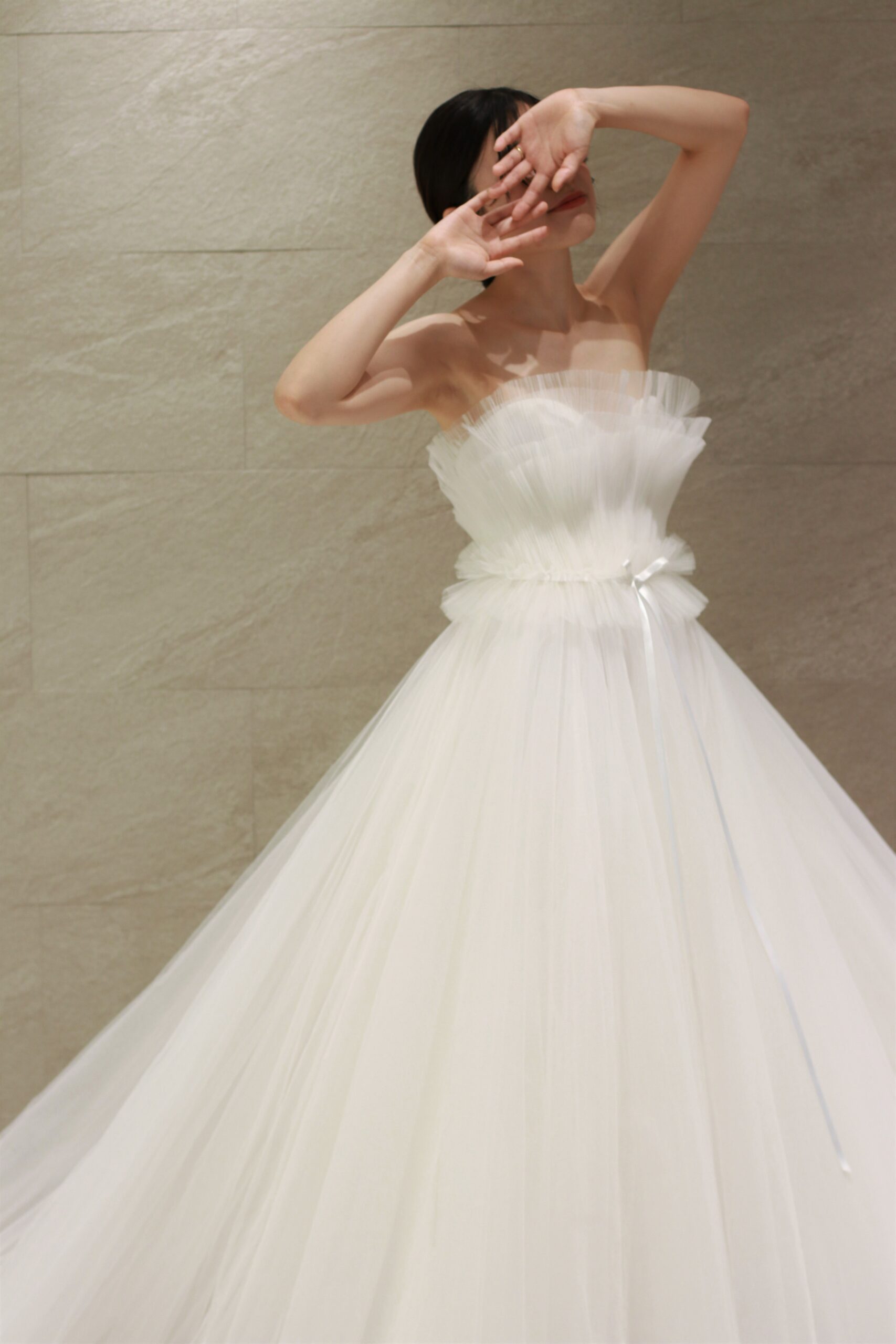 東京・表参道にあるザトリートドレッシングアディション店に新しく入荷したアムサーラのプリーツチュールが大変美しいAラインのウェディングドレス