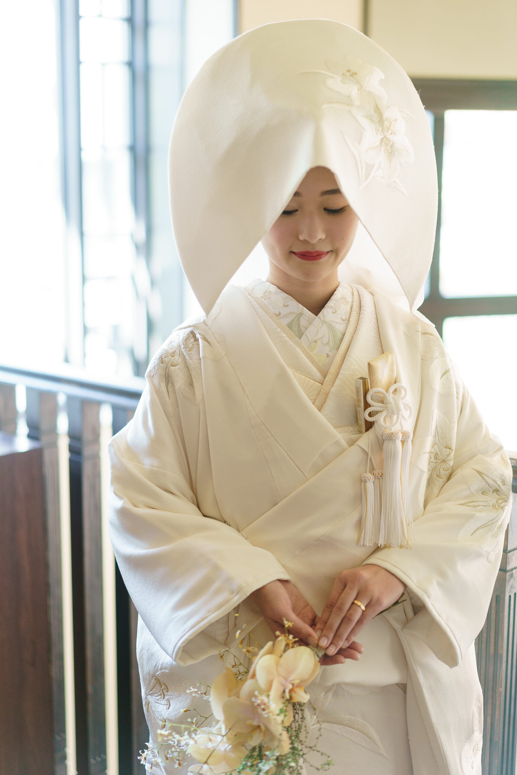 百合の花の金刺繍が施された白無垢で迎える和装人前式