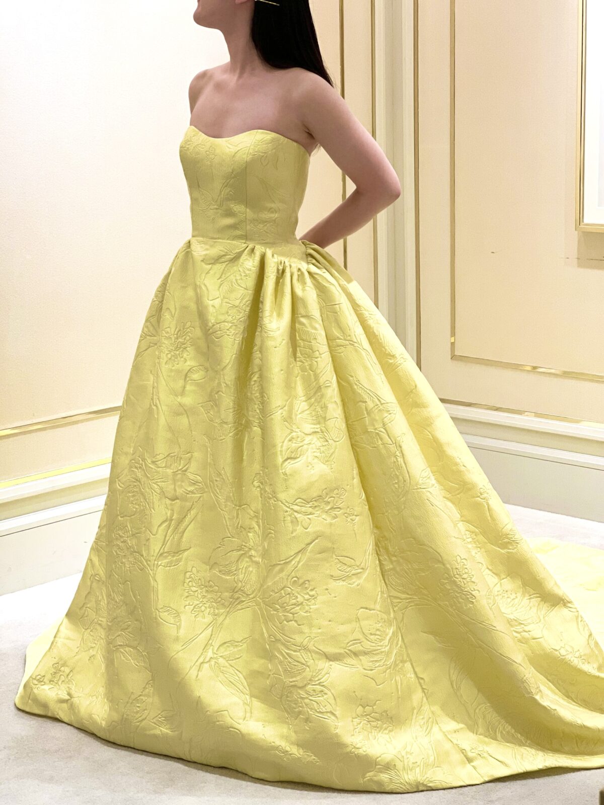 ジャガード柄のAラインのイエローのボリューム感のある取りトリートドレッシング限定のオリジナルカラードレス
