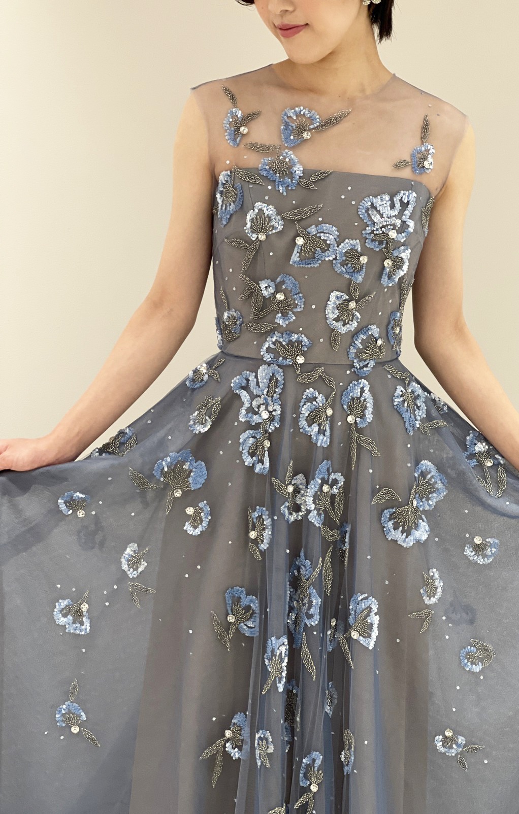 トリート ドレッシングの背中のビジューが美しいおしゃれなインポートのブルーグレーのカラードレス