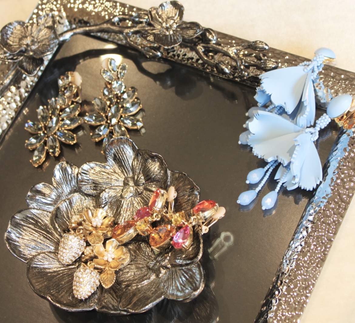 トリートドレッシングではアメリカを代表するメゾンブランドであるオスカーデラレンタのアクセサリーを多数取り扱っています