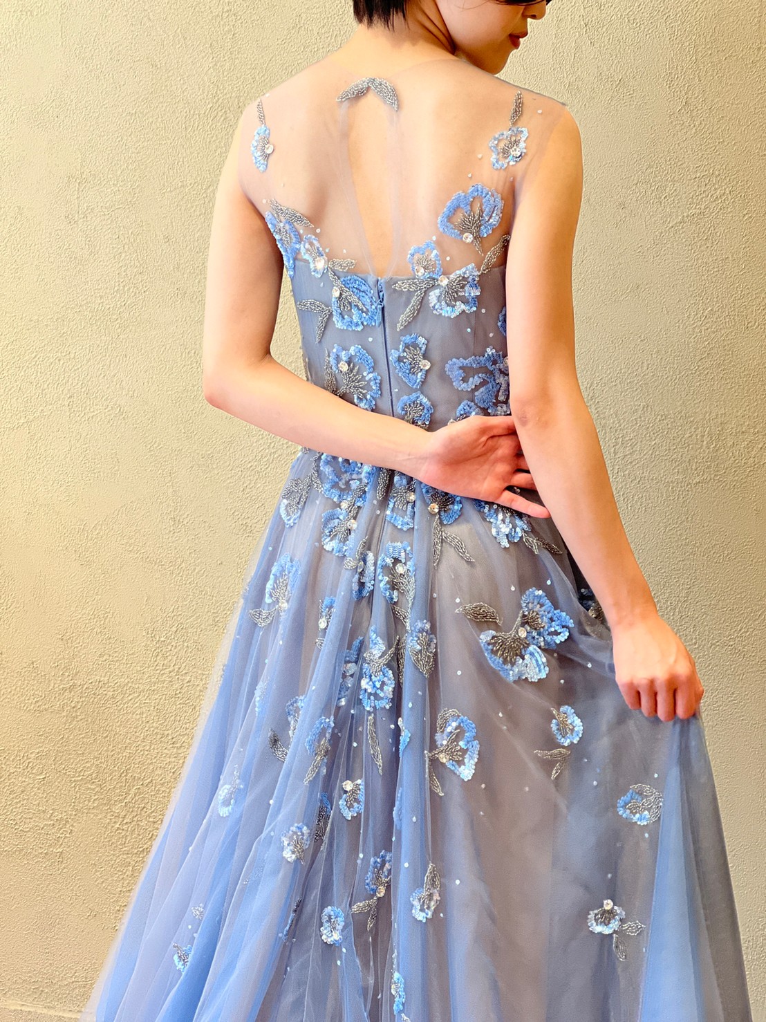 インポートのバックスタイルの刺繍がおしゃれなトリート ドレッシングのキラキラしたブルーのカラードレス