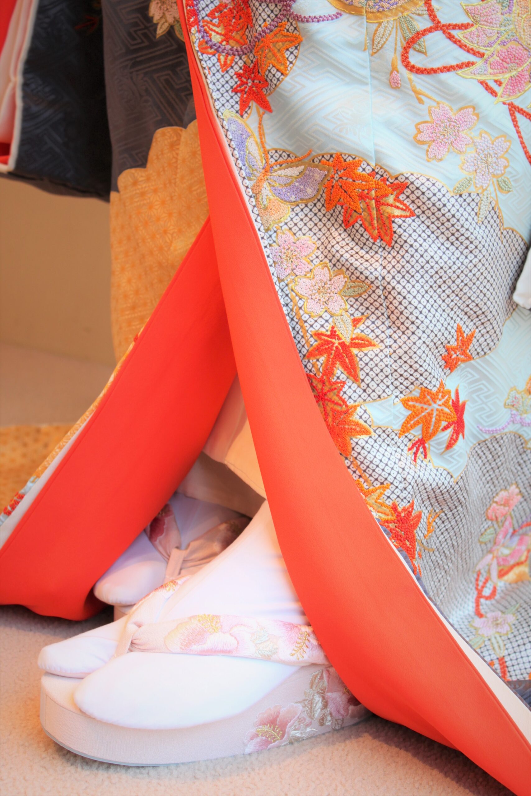 裏地が朱色の本振袖には桃色の柔らかい草履を合わせることで花嫁のピュアな美しさを惹きたてます