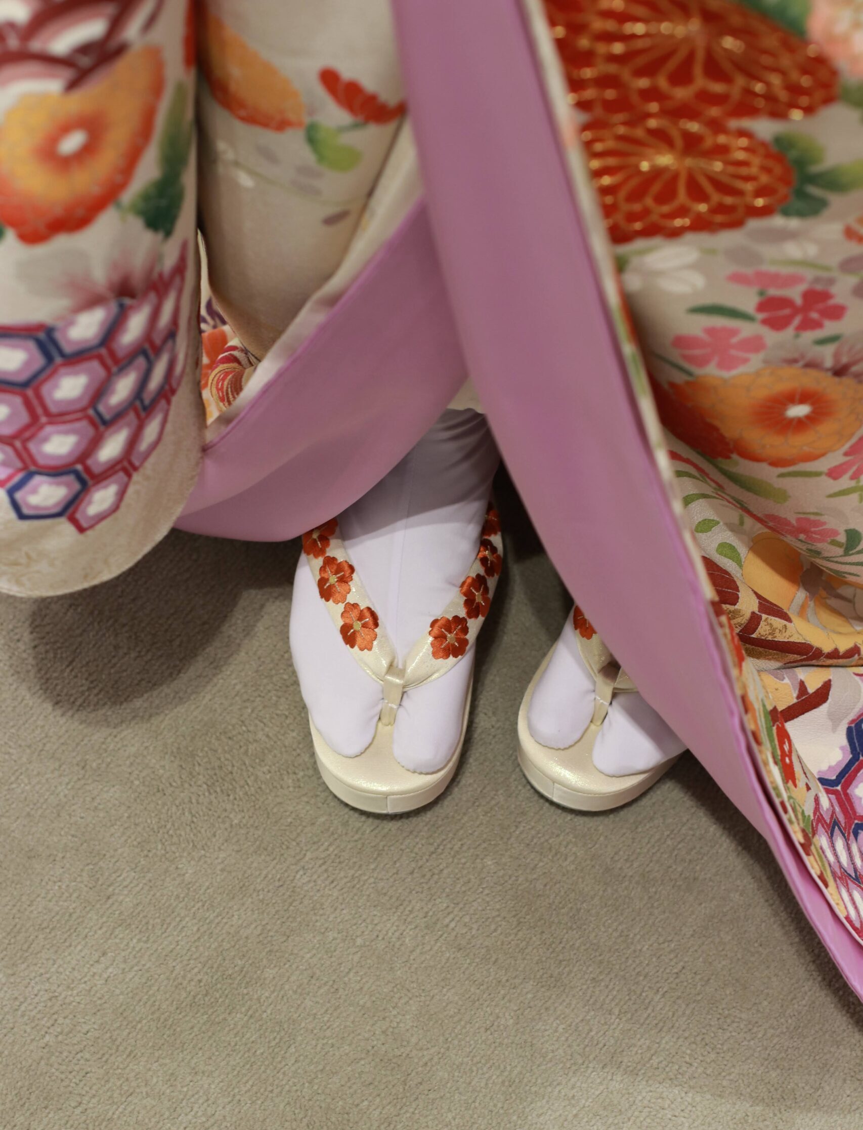 前撮り・お色直しにおすすめの白地の本振袖のおしゃれで可憐なコーディネート