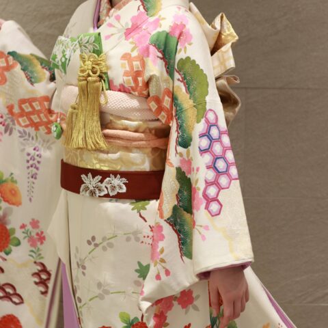 東京・表参道にショップを構えるTHE TREAT DRESSING ADDITION店(ザ トリート ドレッシング　アディション店)より、おしゃれな和装をお求めの花嫁におすすめの白地の本振袖をご紹介