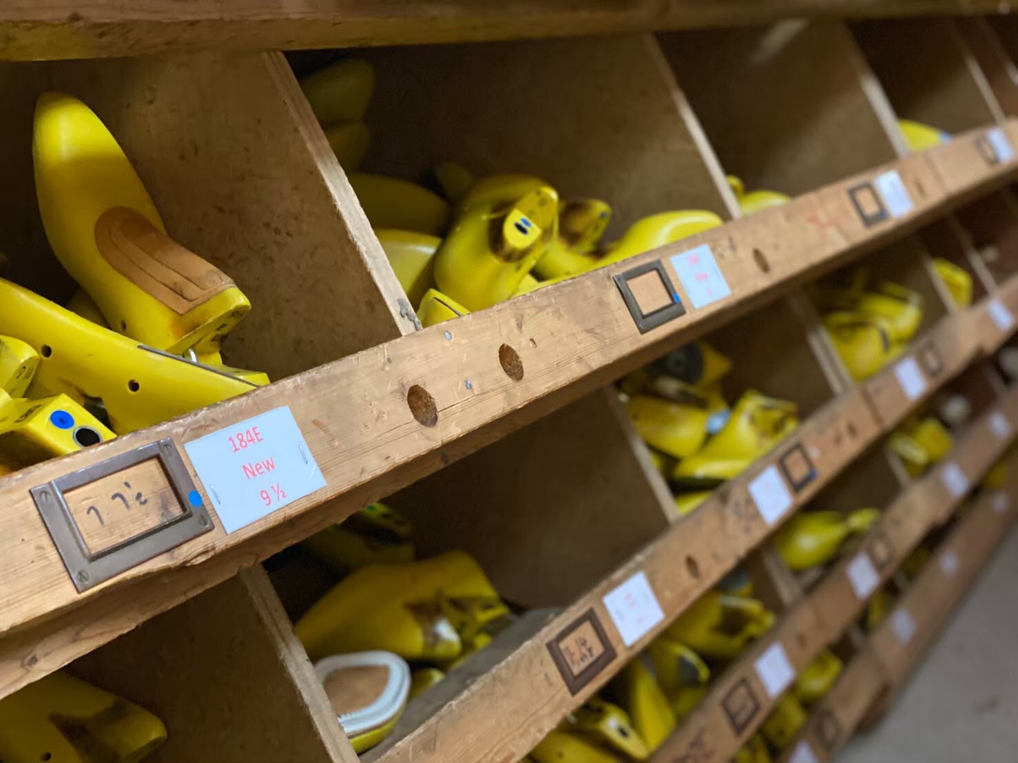 ドイツの高級自動車、ポルシェ911をイメージとしたエドワード・グリーンの木型は、エレガントなシルエットで世界中の男性や靴職人さえも魅了し、洗練されたそのシューズは結婚式のドレスシューズとして多くのご新郎様に選ばれています