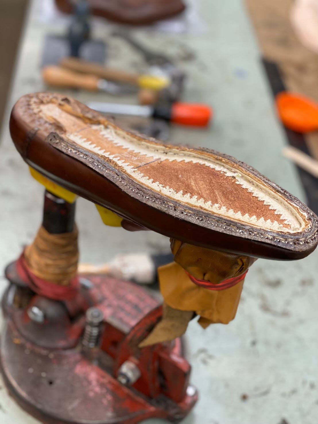 東京パレスホテル東京で結婚式を挙げられるご新郎様に人気のシューズエドワードグリーンは、最高水準の革靴作りで”伝説の靴”と称され、革靴ブランドの中でもトップクラスの人気を持つブランドです