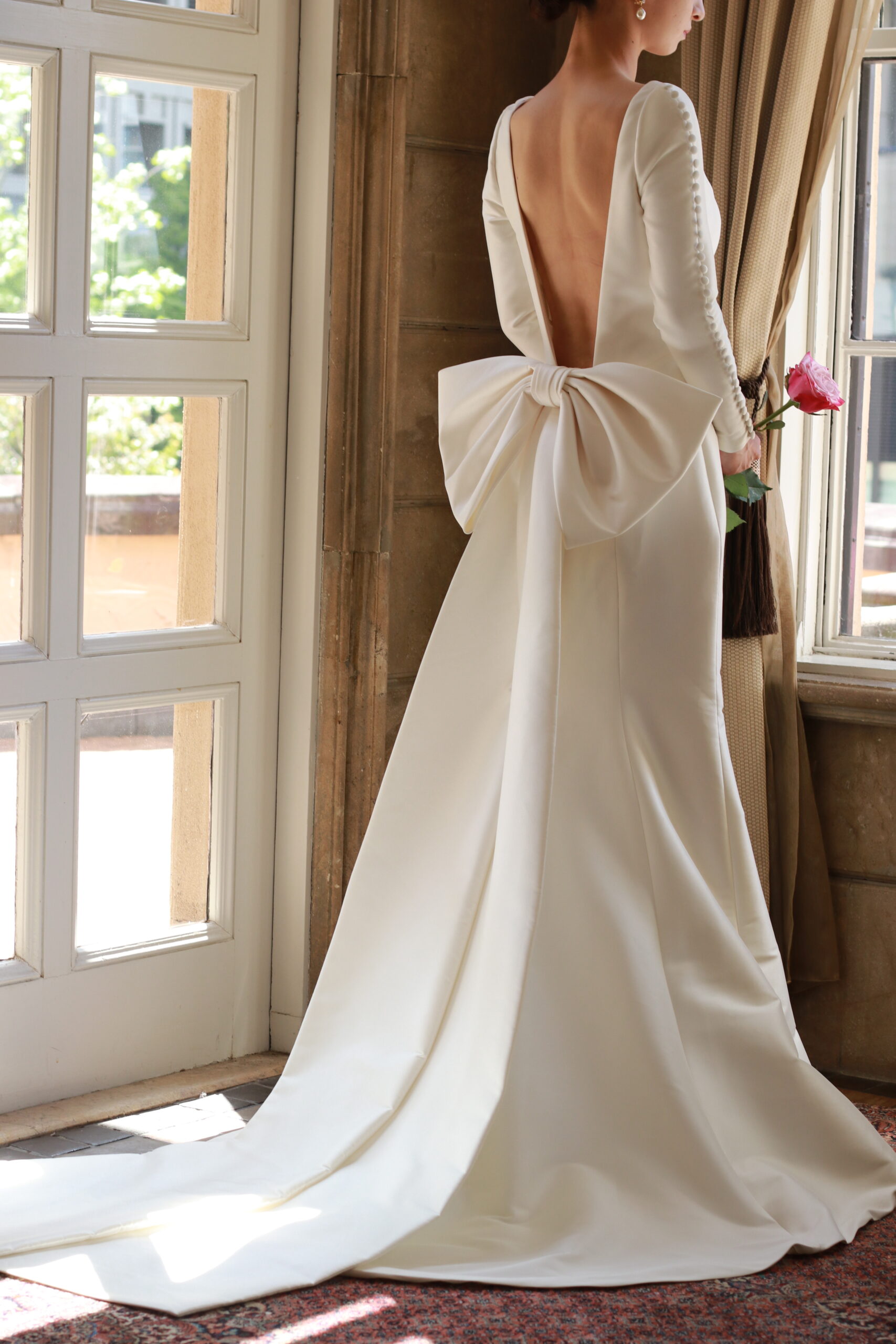 東京の人気会場、赤坂プリンスクラシックハウスは伝統と歴史を大切にしながらも、時代の最先端を常に創造し続けております。そんな会場でお式を控える花嫁にご紹介するのはヴィクターアンドロルフマリアージュのバックスタイルが印象的なロングスリーブのウェディングドレスです。