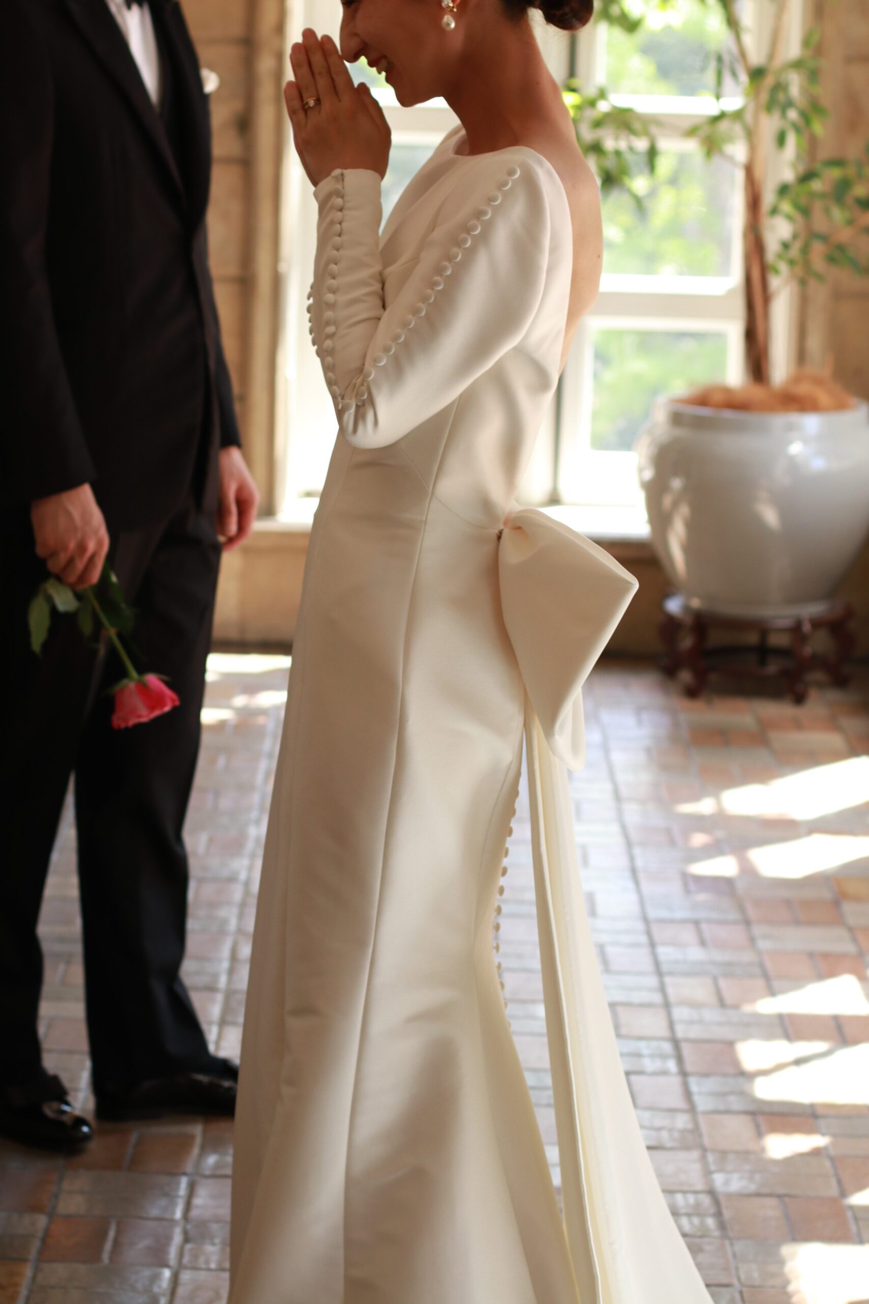 ゲストハウスウェディングを考えているおしゃれな花嫁におすすめの赤坂プリンスクラシックハウスは、伝統を歴史を大切に保ちながらも最先端を創造し続けます。歴史ある重厚な建物の雰囲気と自然光の差し込む開放感を兼ね備えた会場はゲストの方とのプライベートウェディングを叶えます。赤坂プリンスクラシックハウスでお式を控える花嫁には、いつの時代も変わらず心から素敵だと思えるご自身らしいクラシックをトリートドレッシングアディション店よりご提案させていただきます。