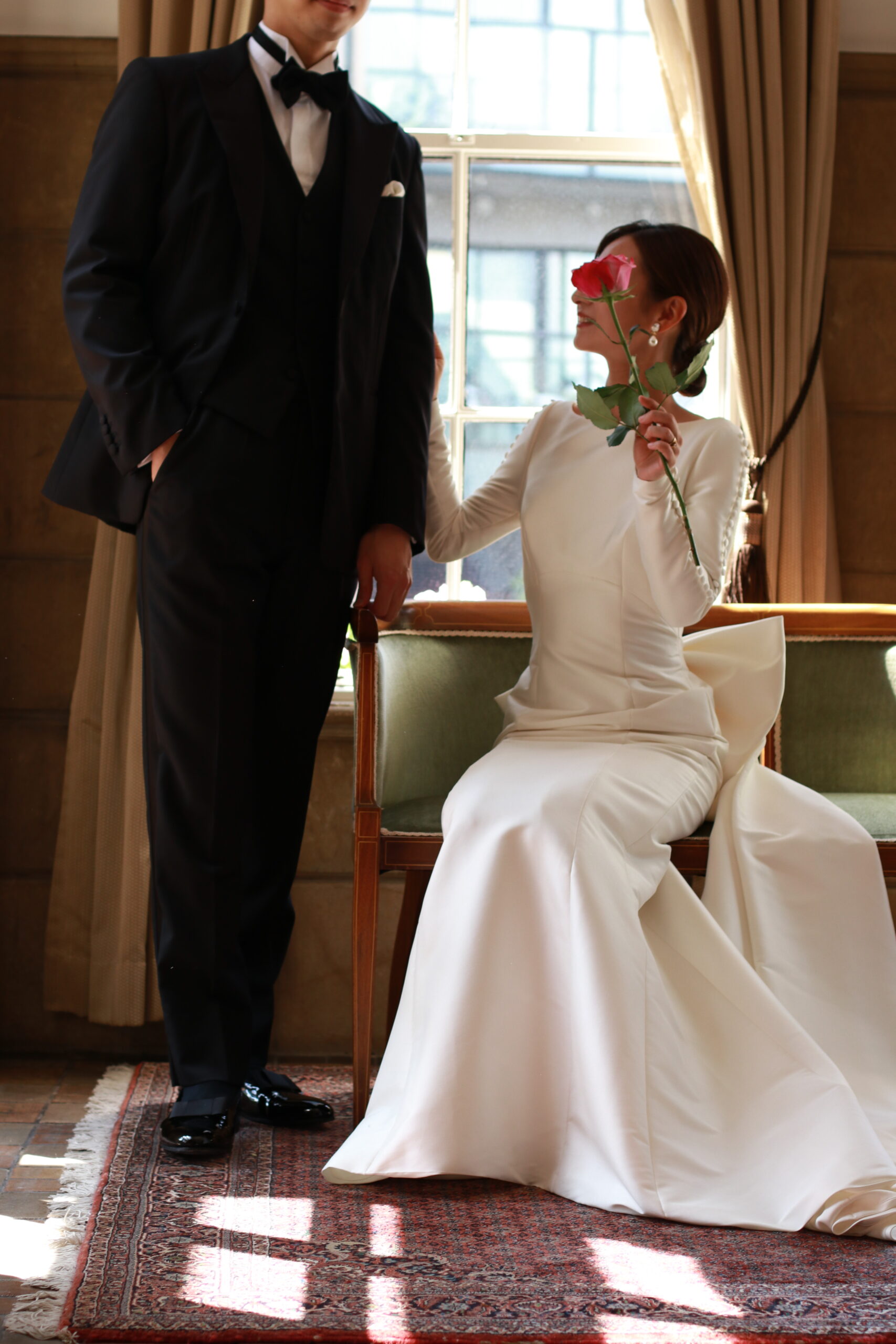 クラシックな純白のウェディングドレスに身を包んだ花嫁の隣には、ブラックのタキシードをご提案します。世界的にもフォーマルとされるダークトーンの色味でコントラストをはっきりさせます。赤坂プリンスクラシックハウスのような歴史ある洋館の雰囲気にぴったりです。