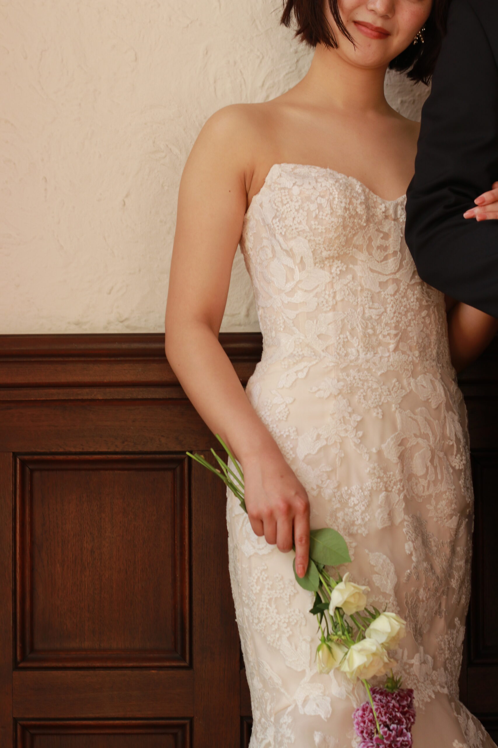 素晴らしいデザインは時代を超えて愛される。そんなブランドコンセプトを掲げるアンバルジは伝統と歴史を大切に受け継ぎつつも、時代の最先端を創造し続ける赤坂プリンスクラシックハウスにぴったりのウェディングドレスです。胸元のカッティングや生地の選定に至るまで計算されたデザインはまさに時代を超えて愛されるデザインです。