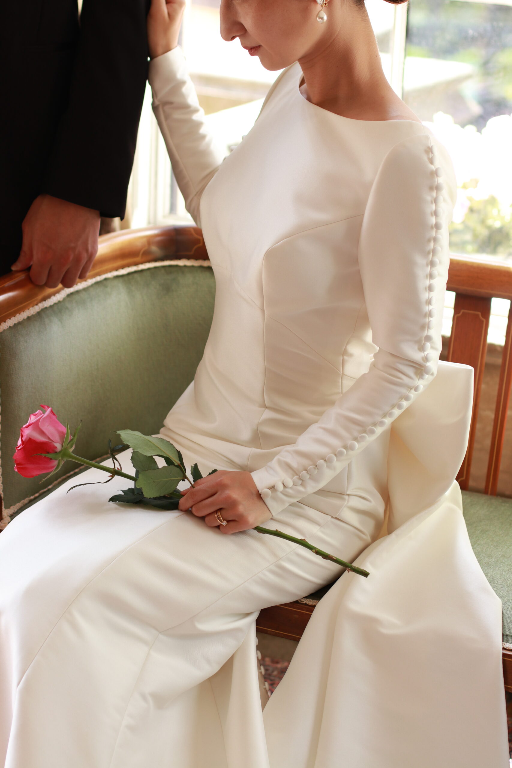 ロイヤルウェディングの象徴といえるロングスリーブのデザインは昔から愛されるクラシックなデザインです。ヴィクターアンドロルフマリアージュのウェディングドレスはロングスリーブのクラシックなデザインをモダンにそしてファッショナブルにつくり上げました。