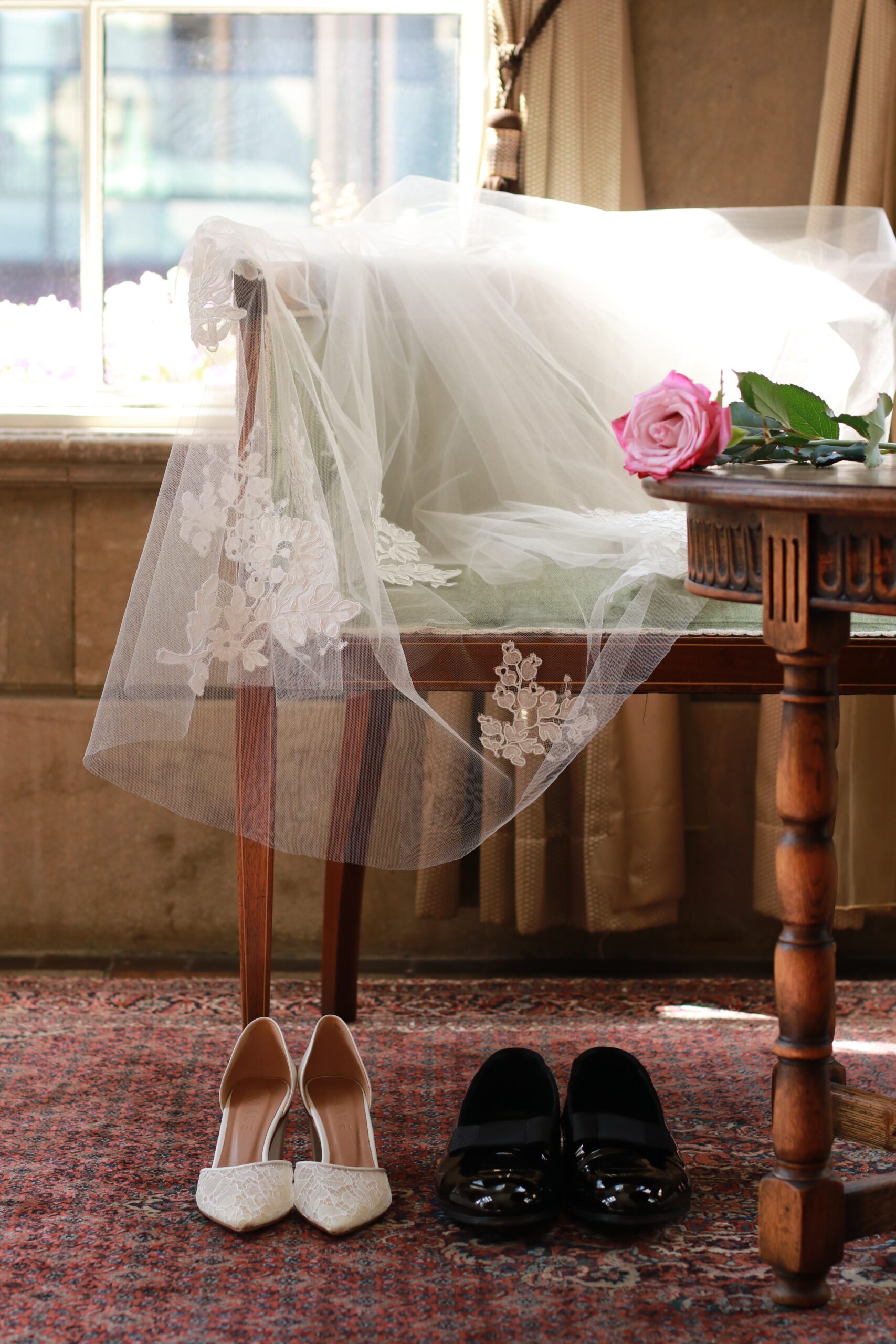 東京の人気ドレスショップ、トリートドレッシングではウェディングドレスやタキシードといった衣装のみならず、トータルコーディネートをご提案いたします。特別な1日を過ごすお二人には、シューズやベールに至るまで心から愛せるものを纏っていただきたいです。赤坂プリンスクラシックハウスの専属提携ドレスショップだからこそ、会場に映えるコーディネートをご提案します。