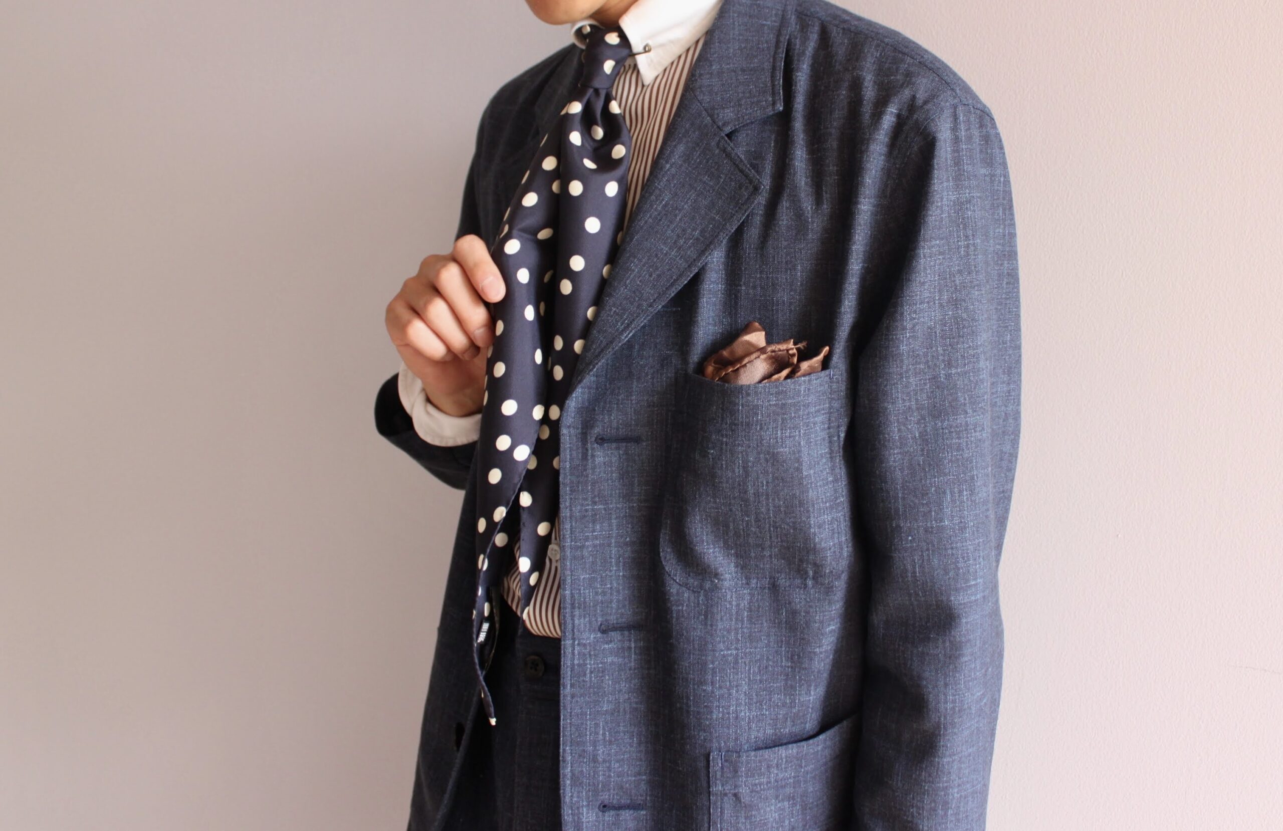 アットバンヌッチのネイビードットのスカーフで軽快な印象に仕上げたネイビーセットアップスタイル