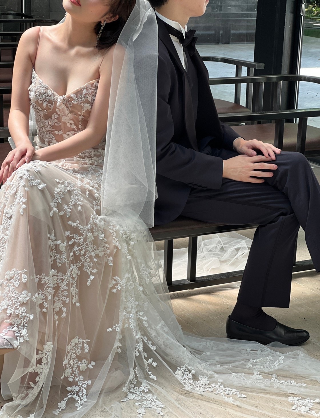 ガーデンオリエンタル大阪のガラスチャペルに映えるトリートドレッシングのウエディングドレス