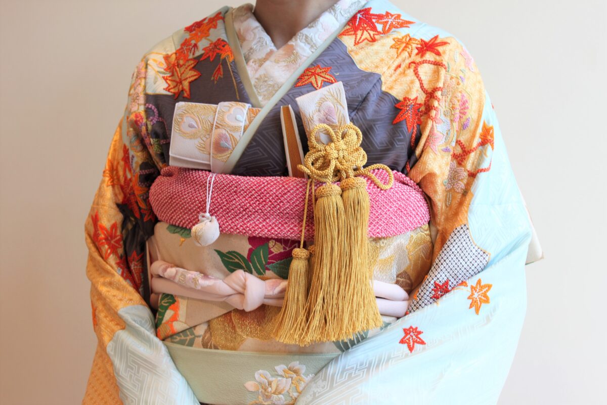 秋冬の結婚式にお勧めの本振袖のコーディネートは全体を淡い桃色や鶯色でまとめたコーディネートです