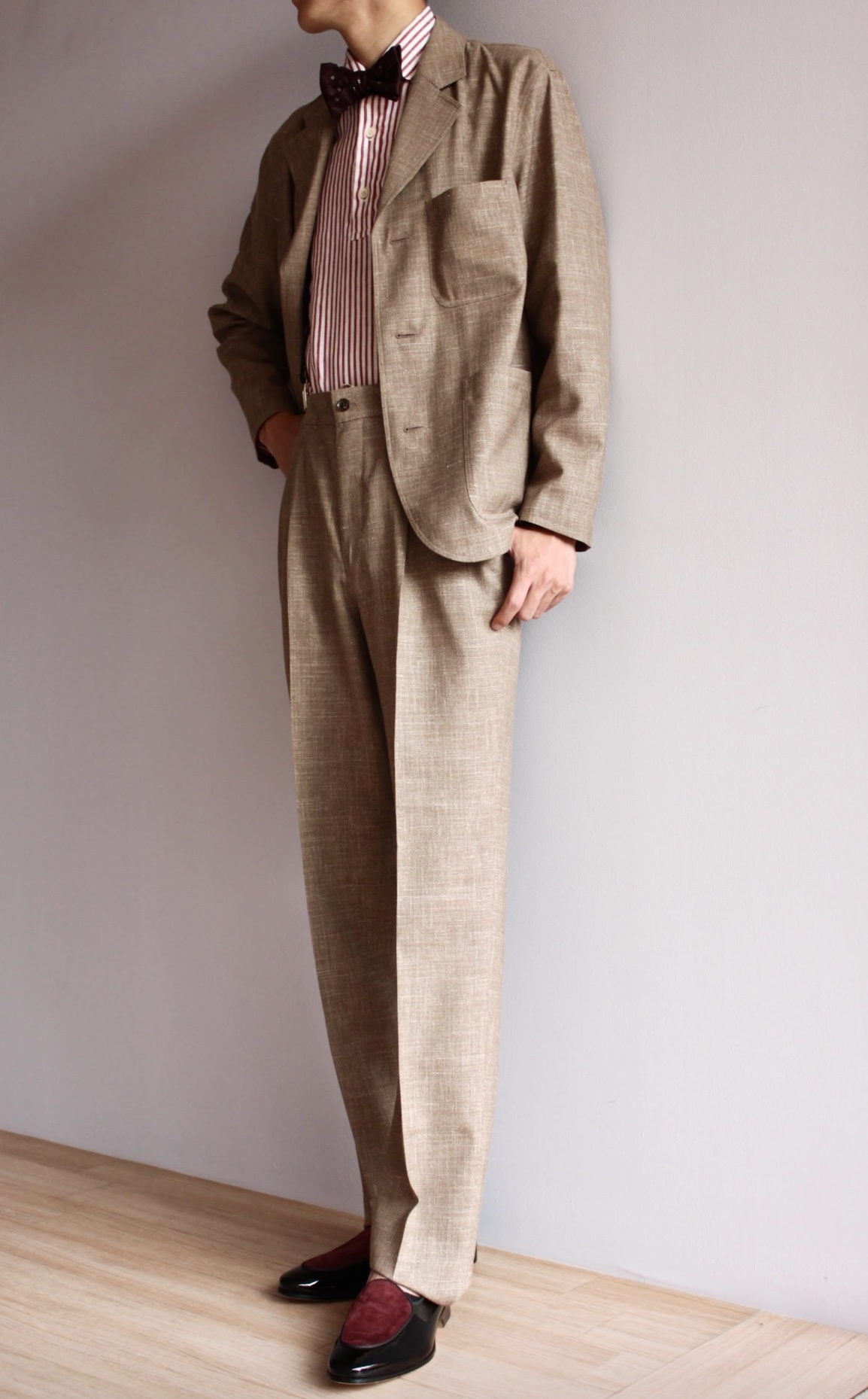 ベージュセットアップのスタイリング。スリッポンを合わせてボルドーとベージュの2トーンで