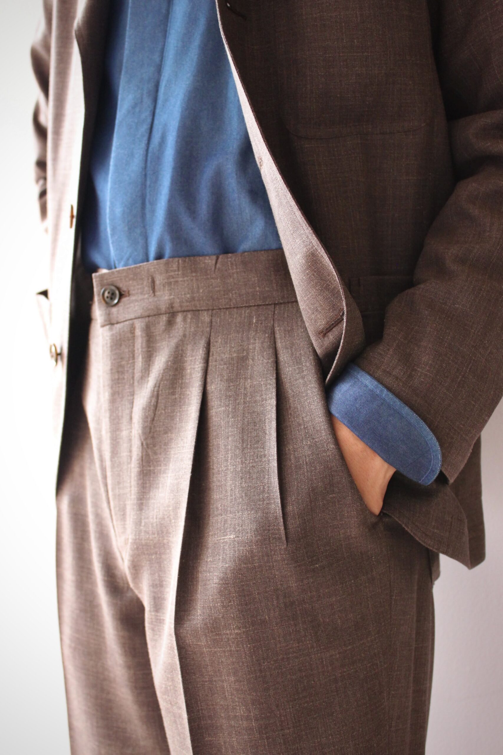 2アウトプリーツパンツのドレッシーな印象