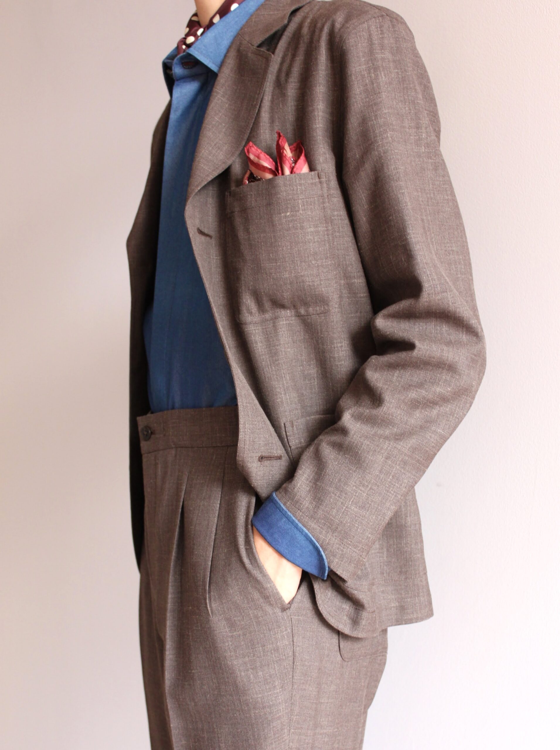 3パッチポケット(アウトポケット)のカジュアルなディティール。