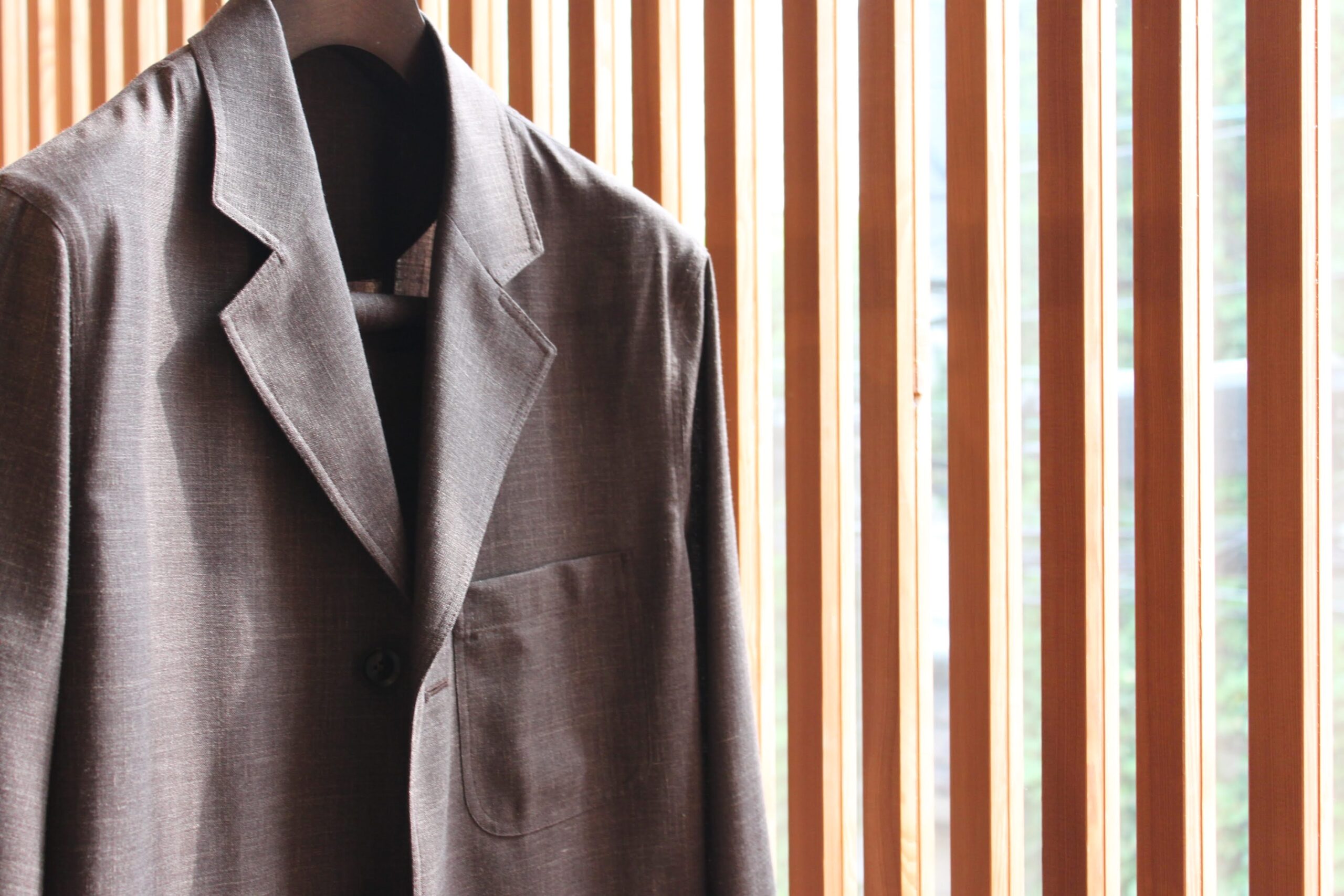 ブラウンセットアップのカジュアルウェア。ウール、シルク、リネンの三者混の生地。