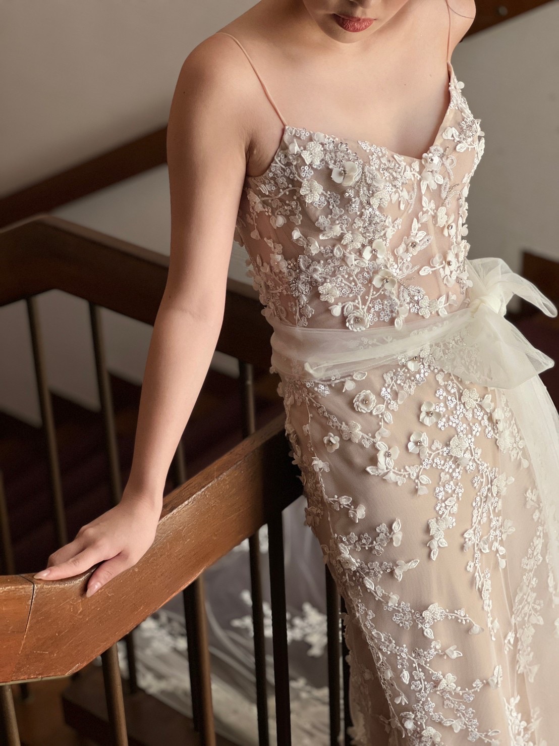 大阪の結婚式場におすすめの新ブランド、リズ マルチネスのマーメイドドレスはウエストのサッシュリボンがアクセントになっています