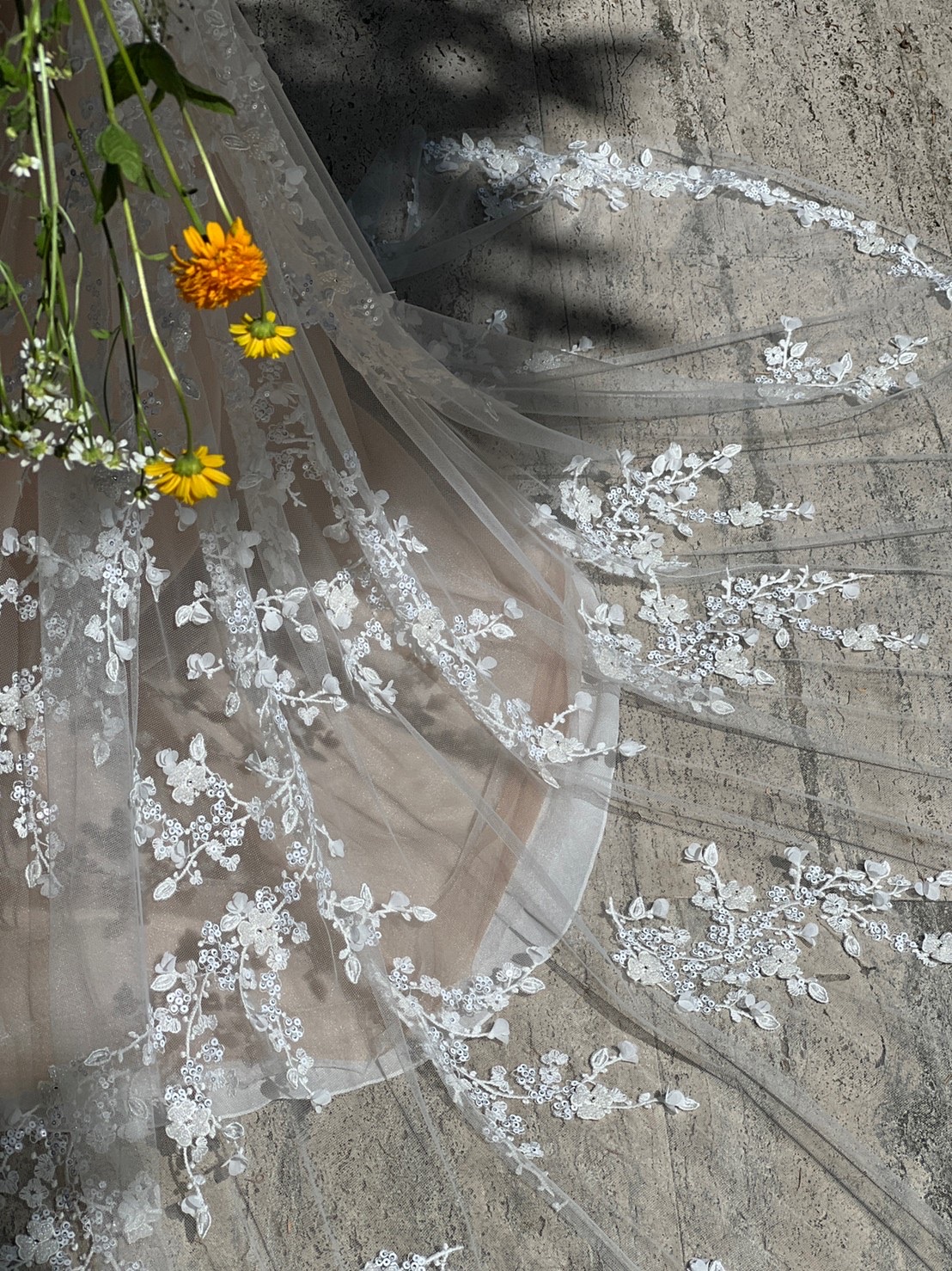 ビジューとレースが美しいリズ マルチネスのウエディングドレスはトリートドレッシング大阪店で新ブランドとして取り扱いをしています