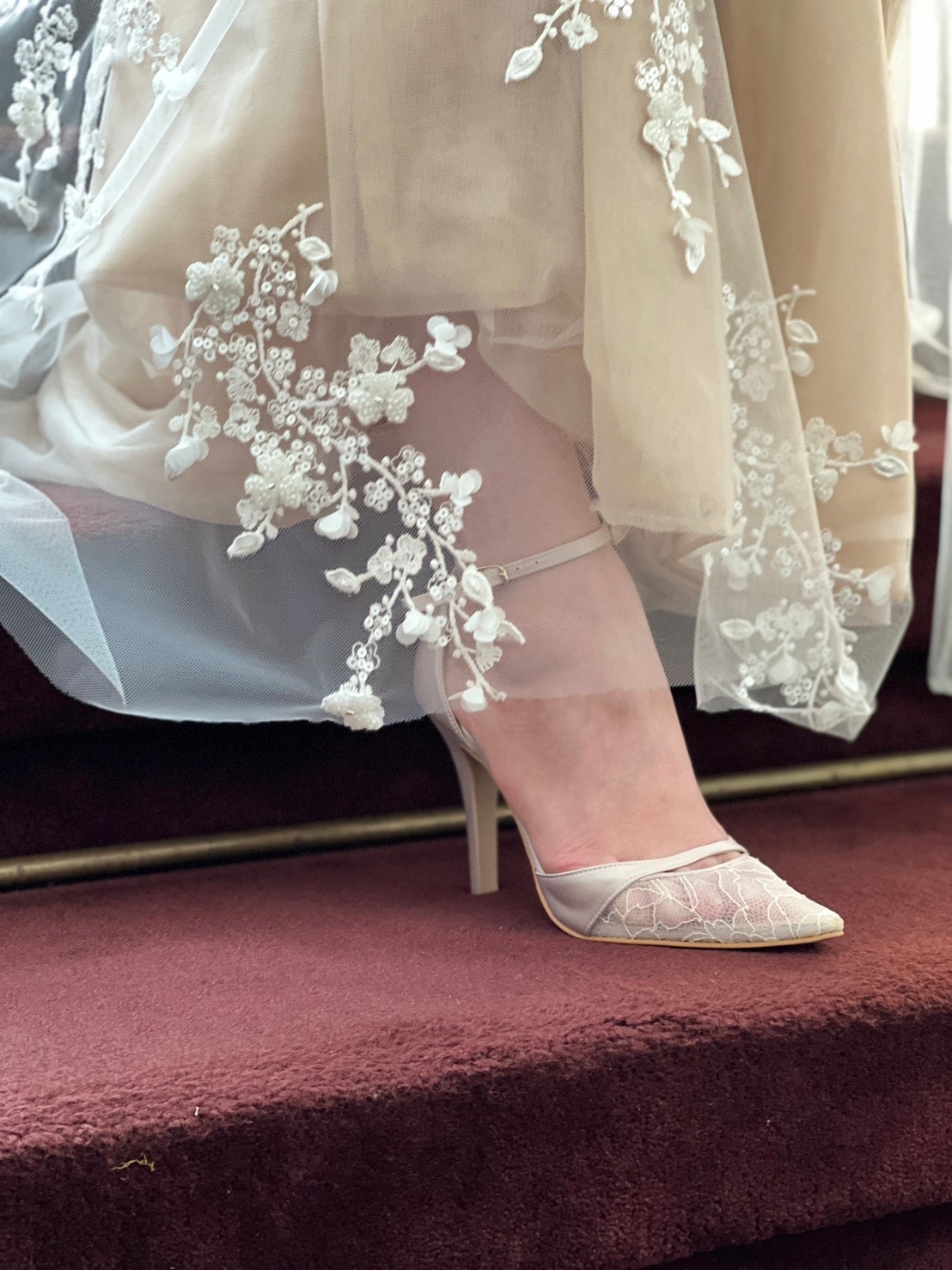 ブラッシュカラーのウエディングドレスにはトリートドレッシングオリジナルのクラージュのシューズを合わせたコーディネートがおすすめです