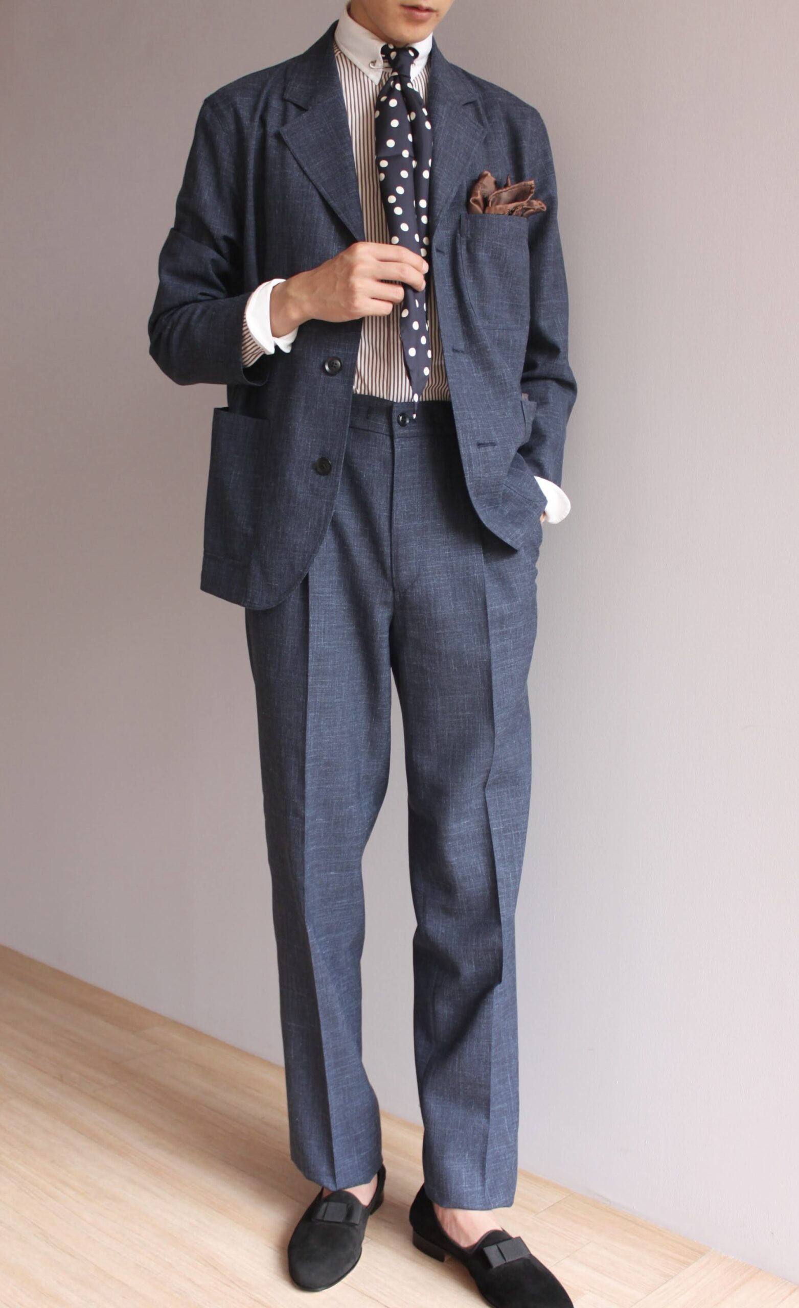 ネイビーセットアップのスカーフスタイル。結婚式の披露宴でリラックスしたカジュアルな印象。