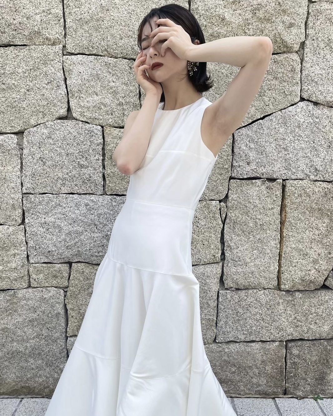 トリートドレッシング神戸店にてお取り扱いしているクルーネックでパターンテクニックが美しいAラインのメゾンラビケィローズのウェディングドレスドレスのご紹介