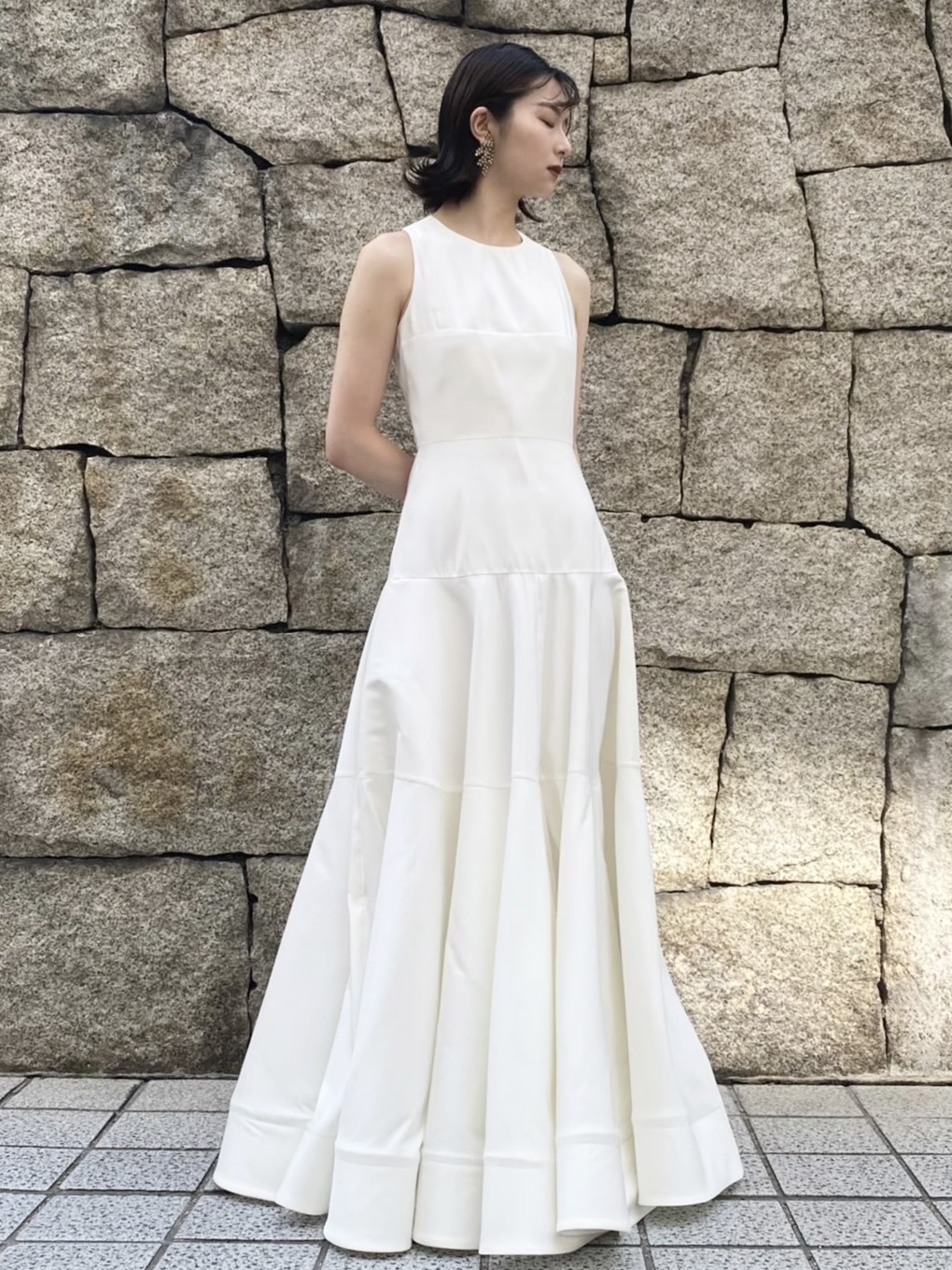 トリートドレッシング神戸店にてお取り扱いしているクルーネックでパターンテクニックがスタイリッシュなAラインのメゾンラビケィローズのウェディングドレスドレスのご紹介