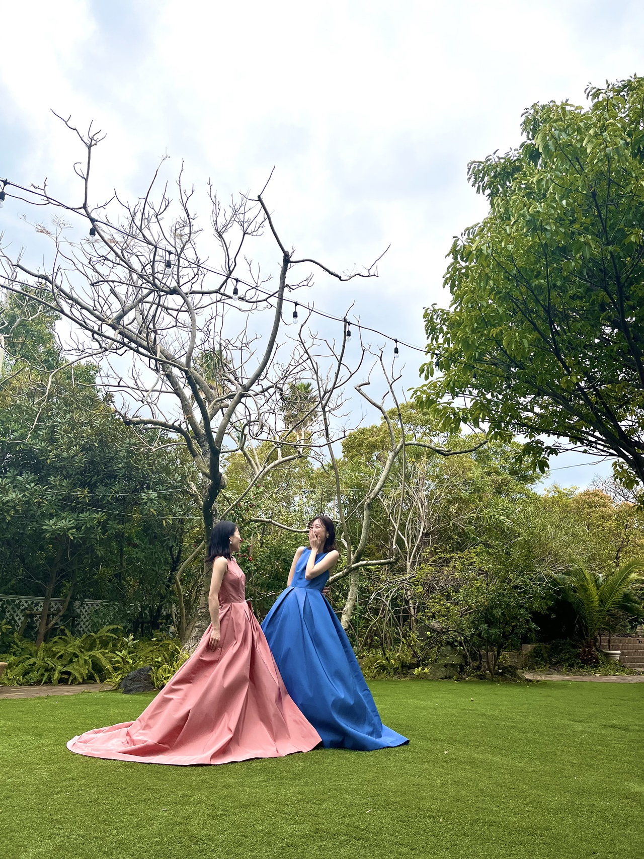 軽やかにお召しいただけるアムサーラのAラインのカラードレスは、ザルイガンズでのカジュアルでアットホームなパーティーにおすすめ