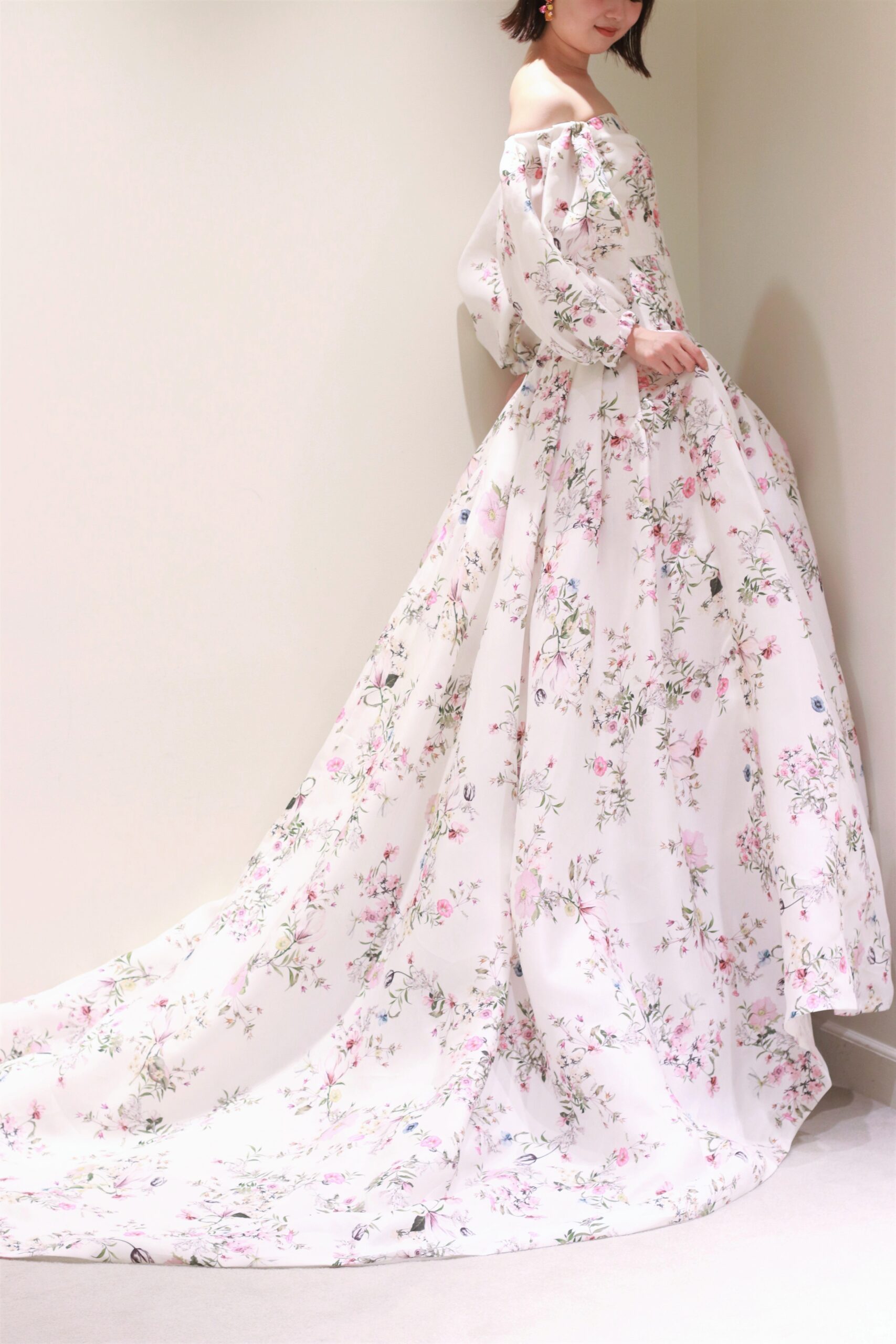 ザトリートドレッシングで人気のモニークルイリエより到着した新作のカラードレスはボリュームたっぷりの広がりとトレーンの長さを叶えるフェミニンで特別感のあるカラードレスです