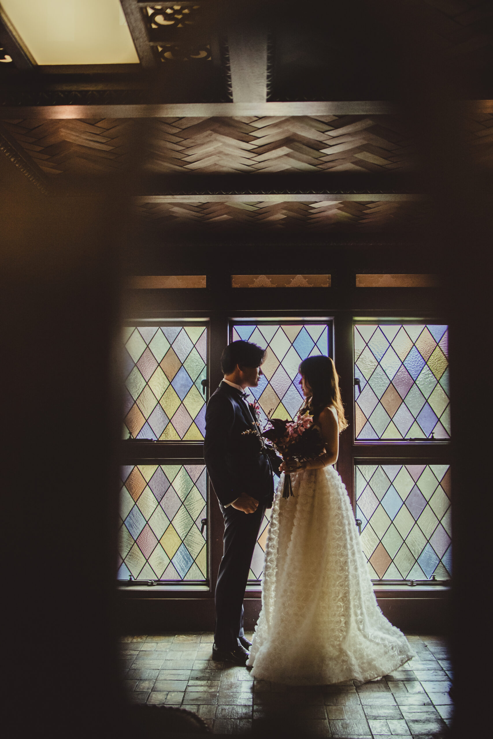 ザトリートドレッシングの提携会場赤坂プリンスクラシックハウスのクラシカルなスタンドグラスの前は人気の撮影スポットです