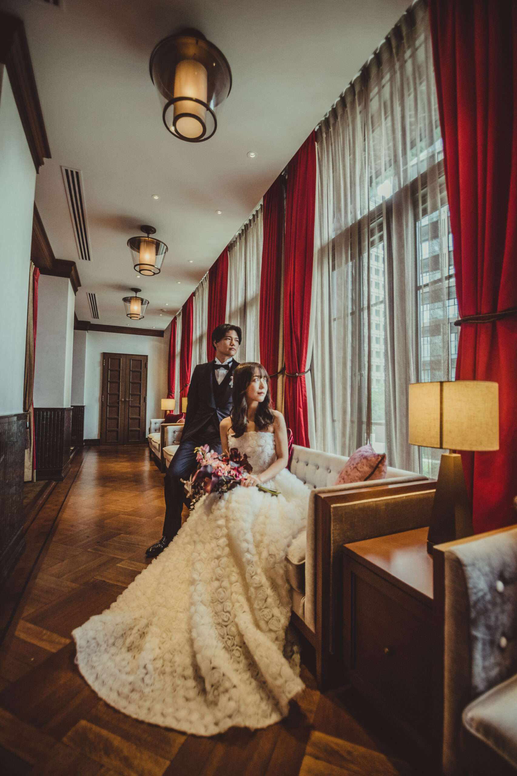 赤坂プリンスクラシックハウスのクラシックなチャペルでTHE TREAT DRESSINGで人気のナイームカーン のAラインのウェディングドレスで行う前撮りはクラシックモダンな雰囲気を残します