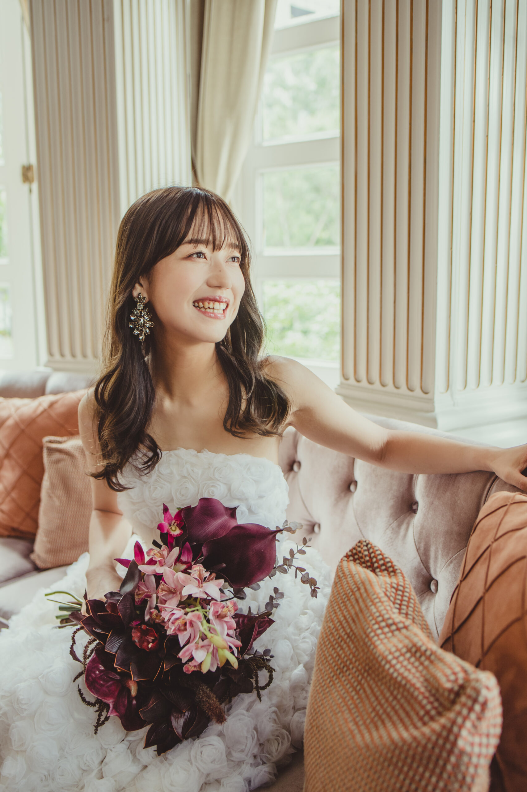 ザトリートドレッシングで東京の花嫁に人気のナイームカーンのAラインのウェディングドレスにオスカーデラレンタのブラックのイヤリングを合わせたコーディネート